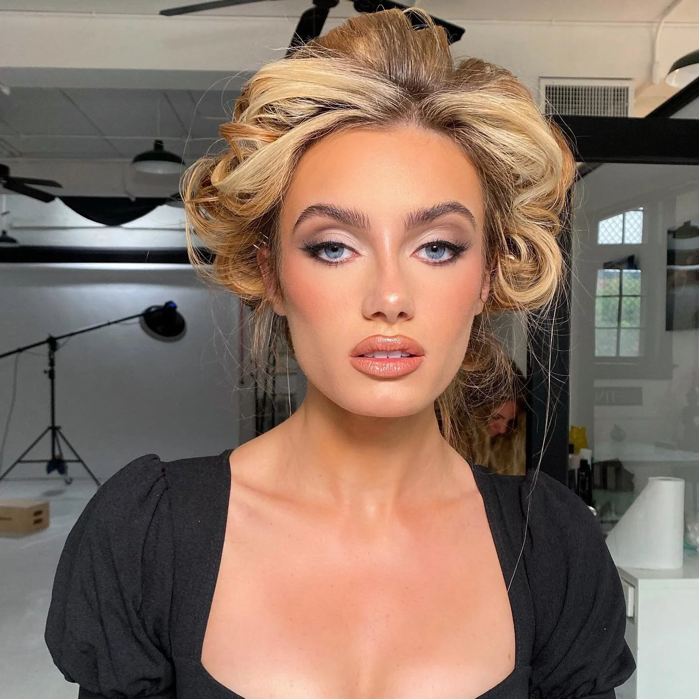 A sculpted, bombshell, glam moment from today! 😻 
&bull;
&bull;
|Key Products|
@kkwbeauty matte smoke palette 
@ardellbeauty demi wispies
@kkwbeauty nude 1 lipstick
@danessa_myricks nude 8 colorfix 
@nyxcosmetics brow glue