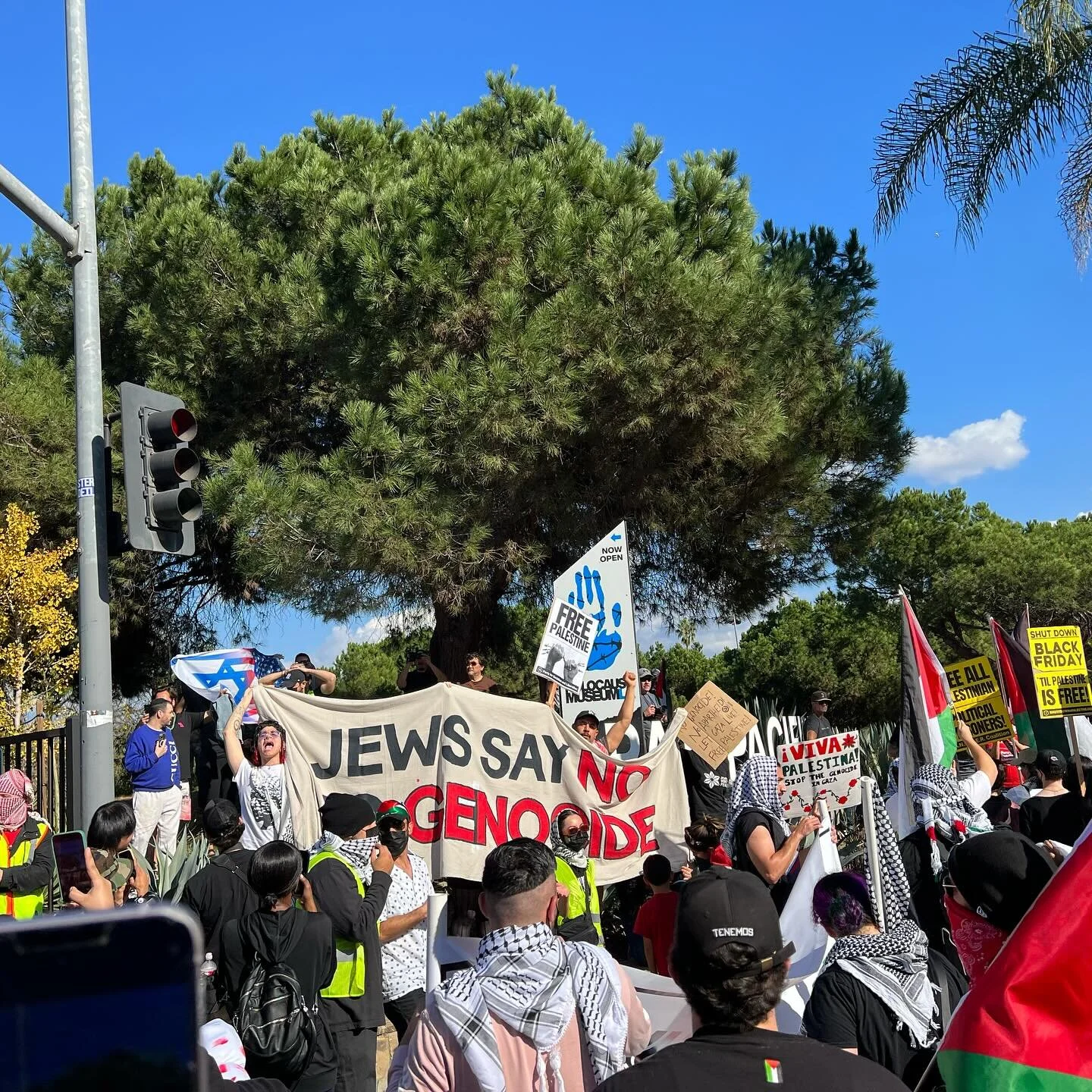 Sharing these moments from a Black Friday protest weeks ago 🇵🇸🕊️🕯️✨

Today when calling Rep. Robert Garc&iacute;a&rsquo;s office I learned they&rsquo;re receiving calls/emails at the SAME RATE for pro-ceasefire and de-escalation as they are for p