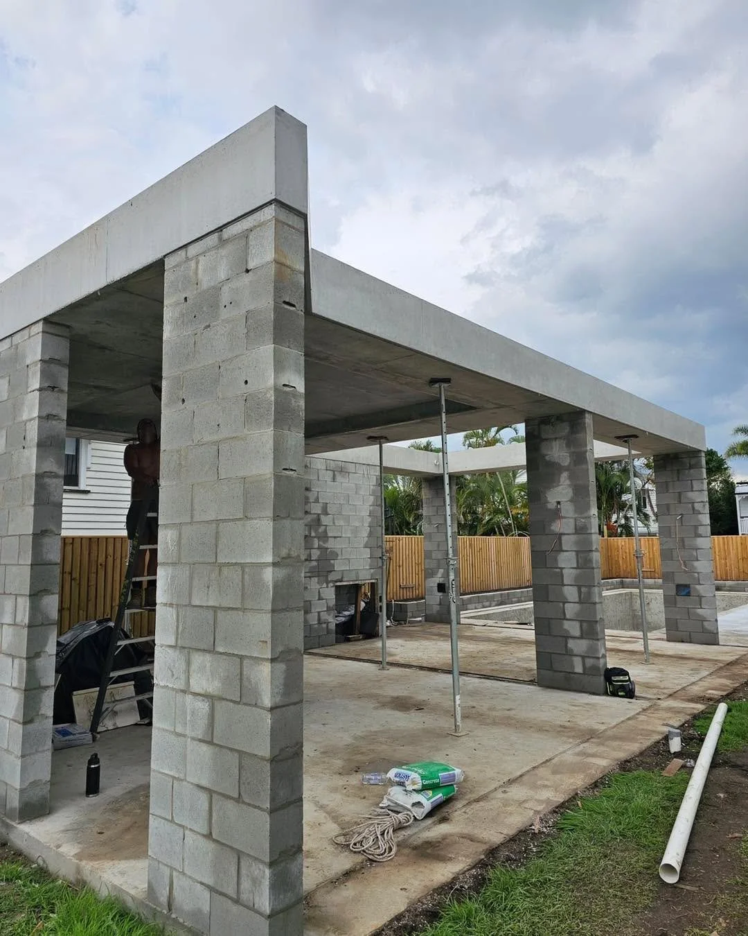 Off-form roof slab ✅ 
Solid lines, clean finishes and a cracking start to this project. Builder: @charleswarrenconstructions 
Architect: @clementsclarkearchitects 

#sticksandstonesconcrete #concreteconstruction #offformconcrete #brisbaneconstruction