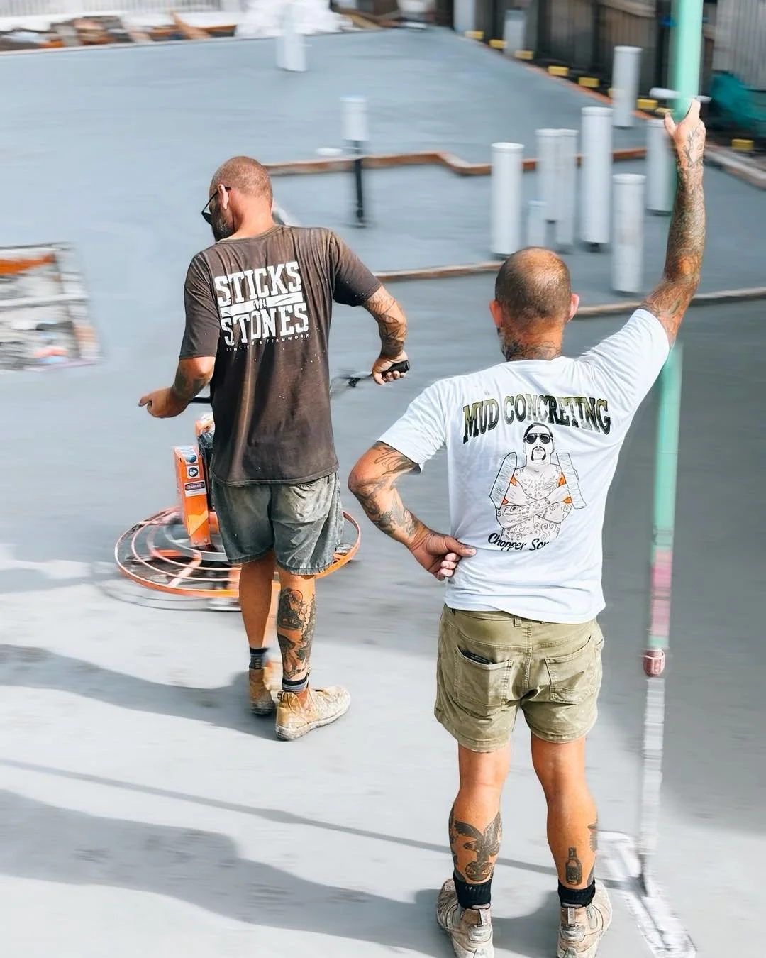 Crews that pour together, stay together. 🤝 
@sticks_stones_concrete and @mudconcreting  getting it done on site &mdash; teamwork, precision and a bit of banter along the way.

#sticksandstonesconcrete #mudconcreting #concreteteam #concretersofinstag