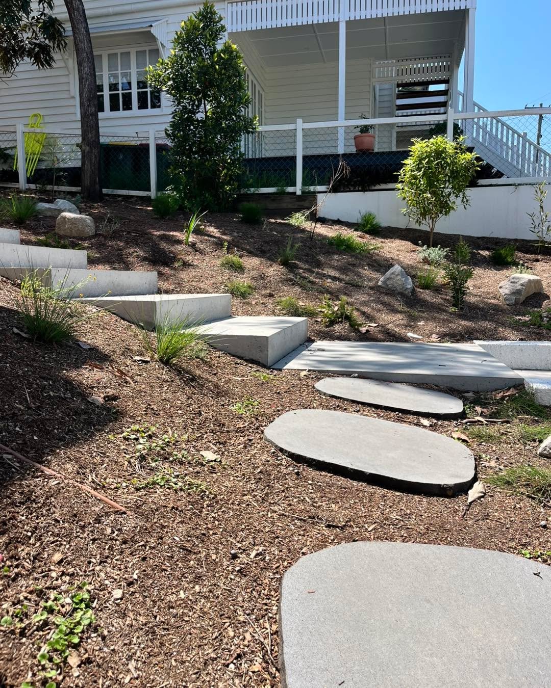 Clean lines meet natural flow. 🌿
Off-form steps and stepping stones crafted for a seamless transition from structured landscape to organic pathway. Builder: @bespokeconstructions 

#sticksandstonesconcrete #offformsteps #steppingstones #landscapedes