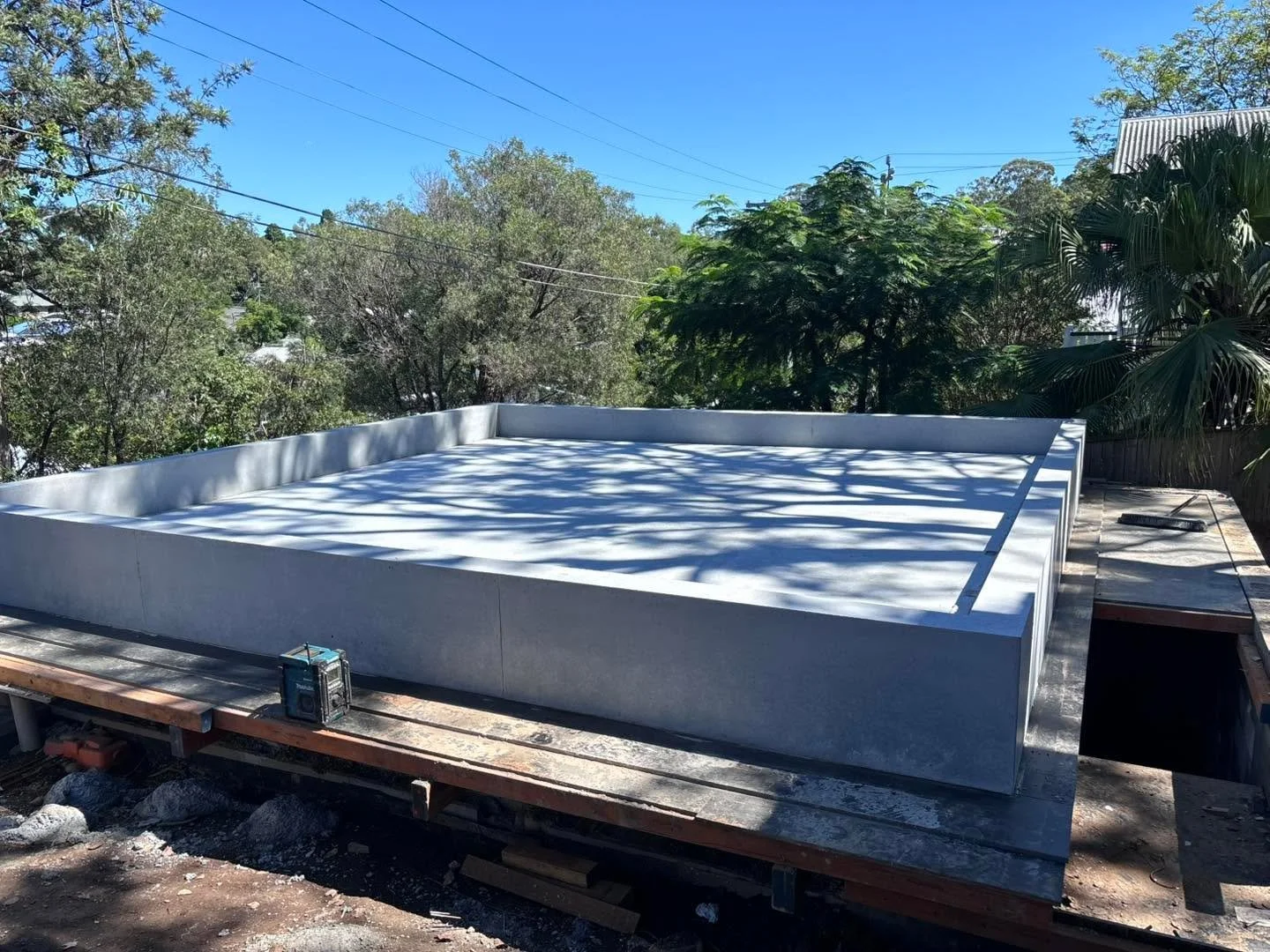 Clean lines. Concrete done right. 👌 
Off form planter and carport roof coming together for @bespokeconstructions, designed by @timstewartarchitects. 

#planterroof #bespokeconstructions #timstewartarchitects #sticksandstonesconcrete #formandfunction
