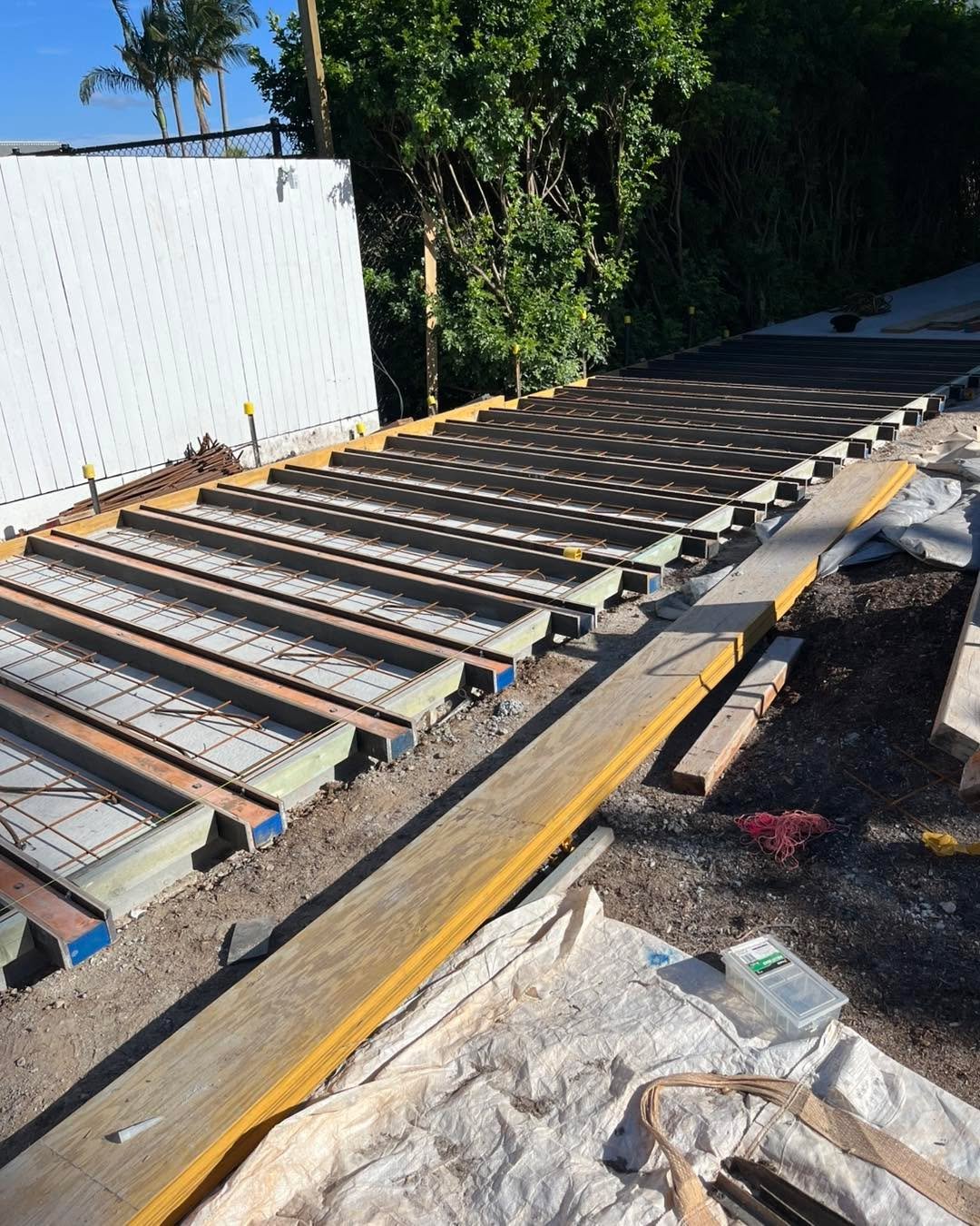 Formed and ready to go 💪 These steppers for @candourbuilders are shaping up nicely&mdash;can&rsquo;t wait to see them set.

#steppers #candourbuilders #landscapedesign #formwork #sticksandstonesconcrete #modernbackyard #hardscapedesign #stepinspired