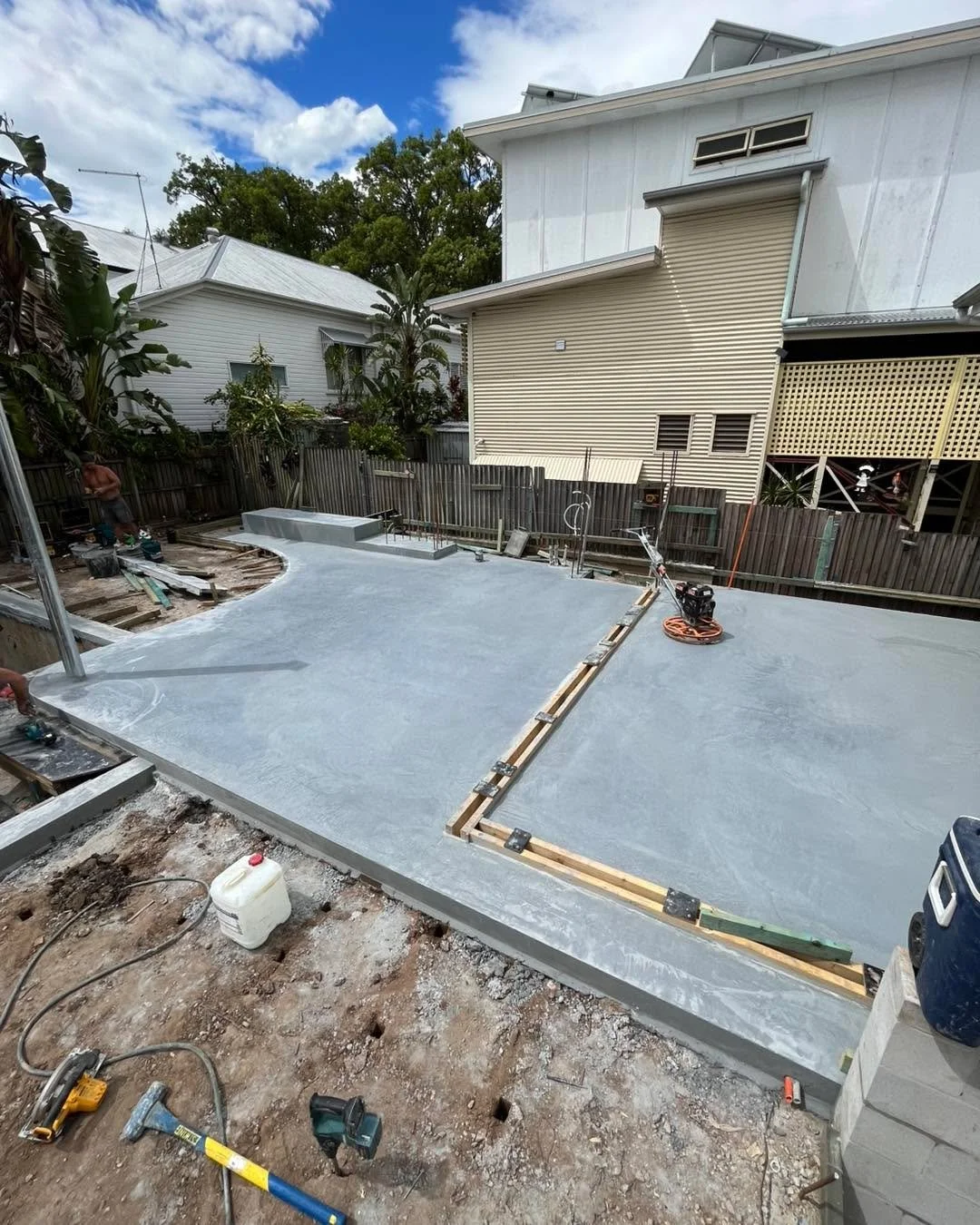 Teamwork in motion. Slab ready and poured clean for a tidy extension with @charleswarrenconstructions. Good prep = a good finish. ✅

#extensionslab #charleswarren #concretepour #sticksandstonesconcrete #slabday #constructionteamwork #customhomes #bri