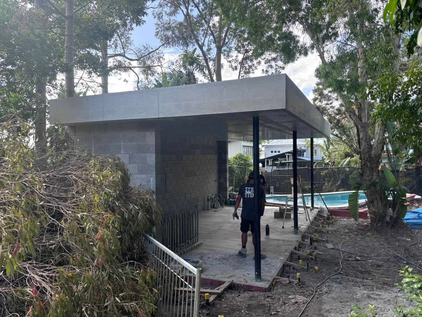One of those jobs where the structure does all the talking. Planter roof in, and this outdoor entertaining area is coming to life with sharp lines and that solid-as-ever finish. More to come 👌

#concretelife #concretestyle #outdoorliving #planterroo