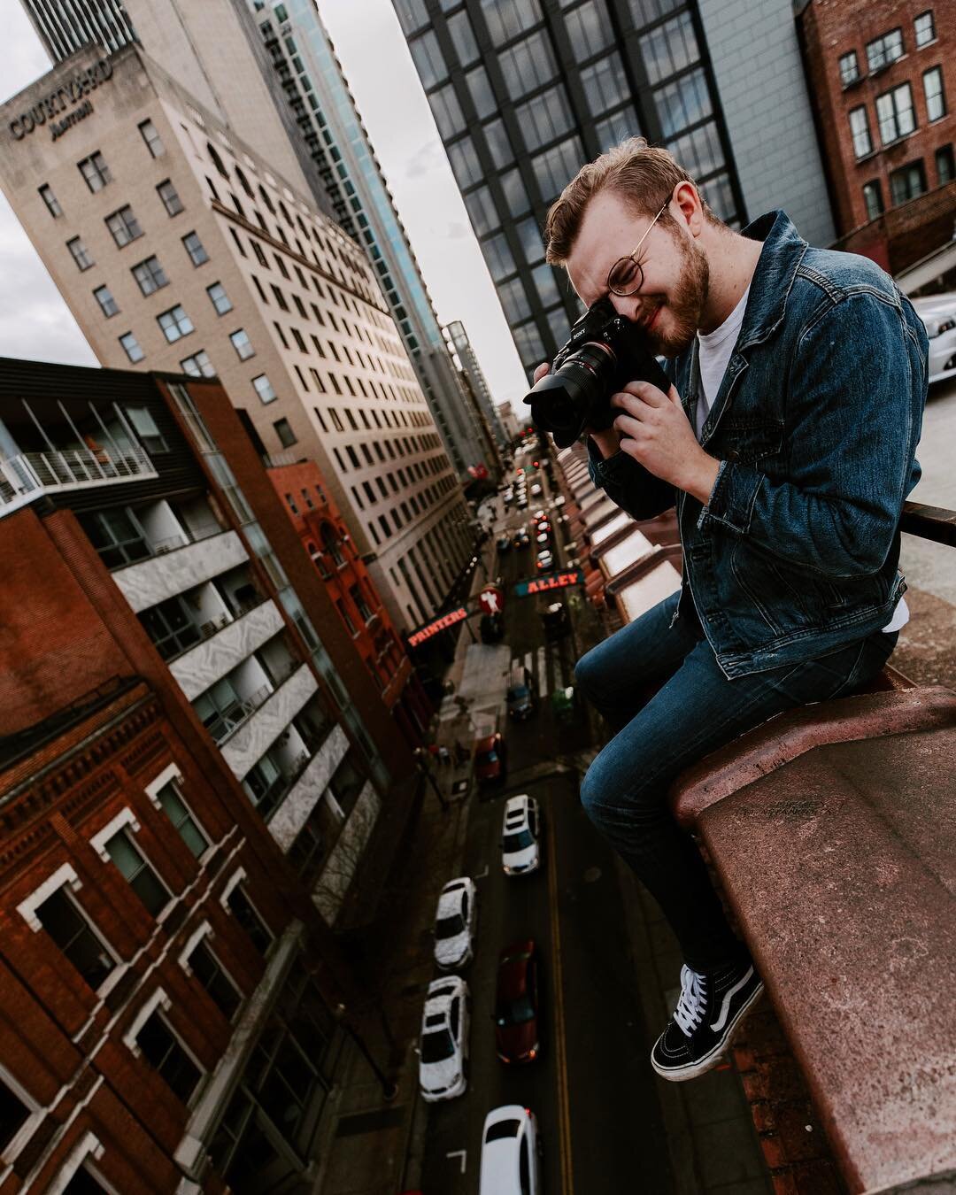 Does this make you nervous? 😏

Taking my photography to new heights in 2019 📸

Pc: @rkdeeb YOU ARE THE BOMB

#canon5dmarkiv #1635mm #lightroom #nashville #cityview #citylife #urbanphotography #agameoftones #artofvisuals #portraitphotography #street