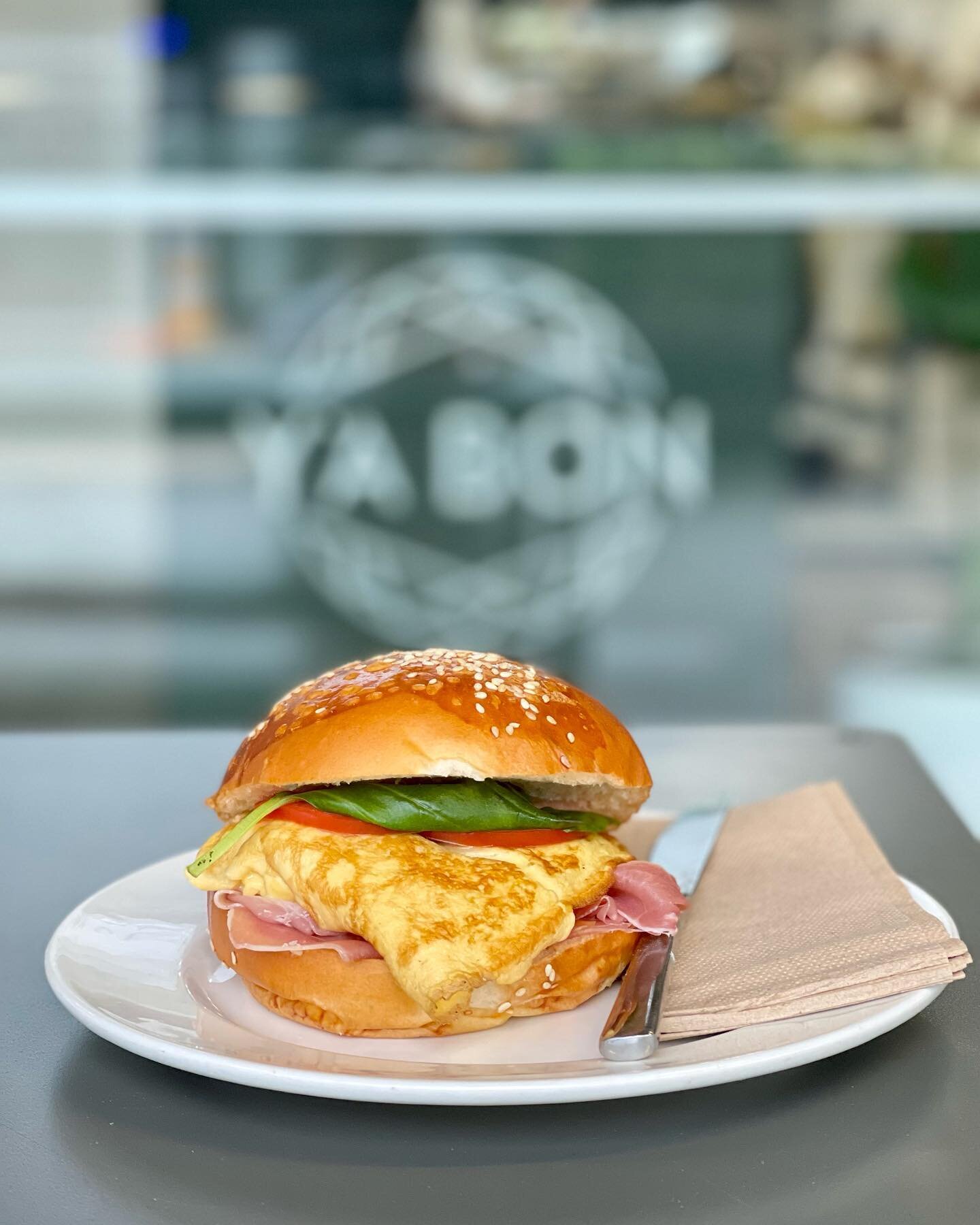 How do you feel about fluffy eggs, an entire level of Prosciutto Di Parma, garden tomato and fresh basil in a light but rich brioche bun?
Available Thursday Friday Saturday next week #hawkesbaynz #hastingscity #hastingscitynz#sammies#lovehavelocknort