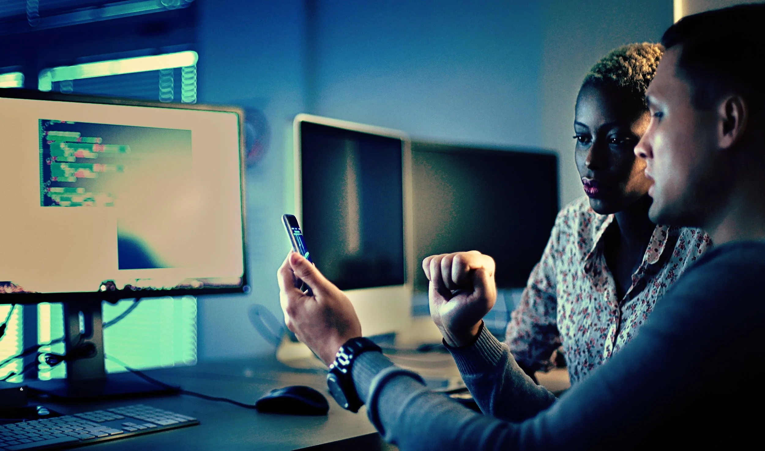 DIB workers look at mobile device for BYOD