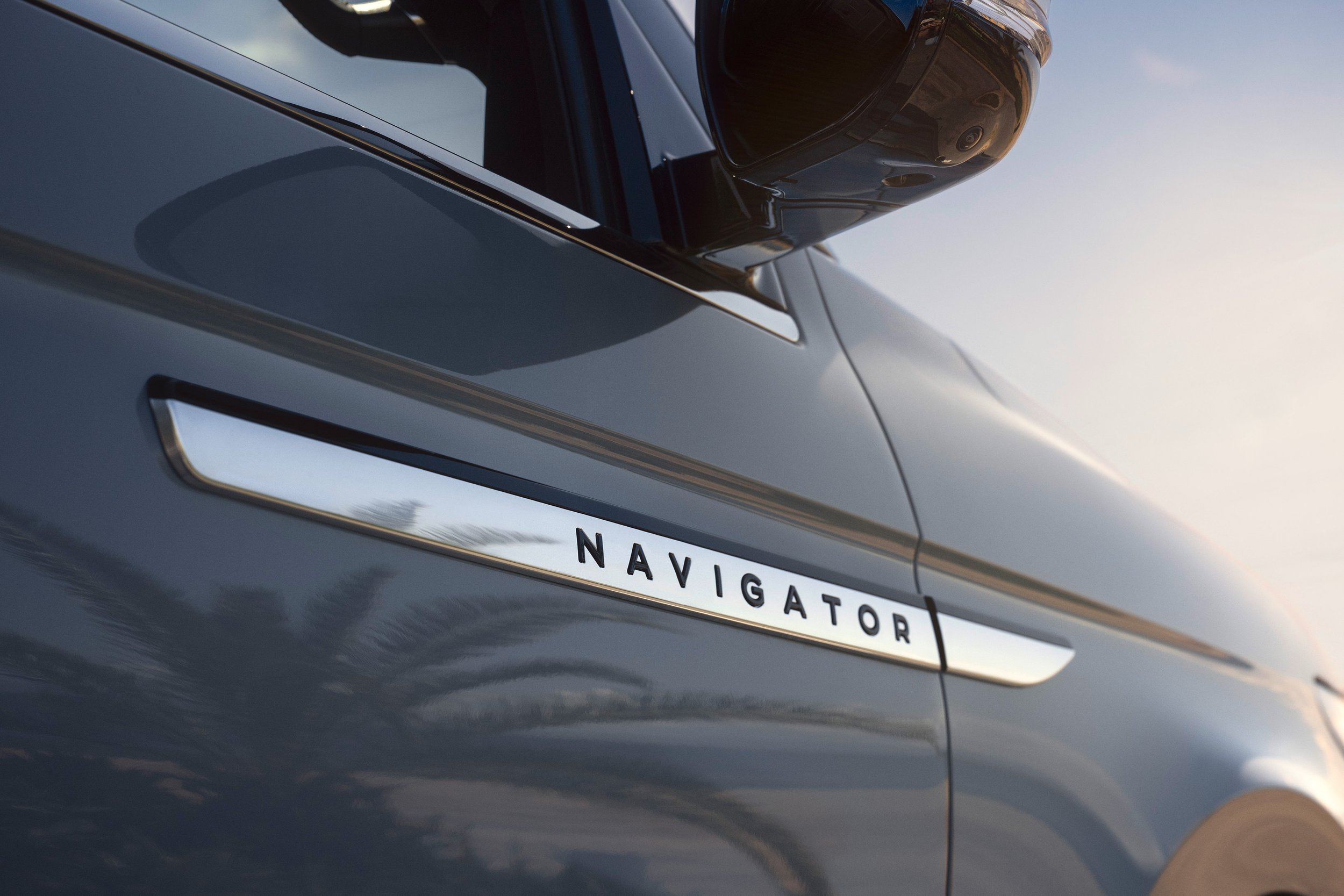 M03_LINCOLN_SUMMERSALES_SIDE_BADGE_0874_sRGB_150dpi.jpg