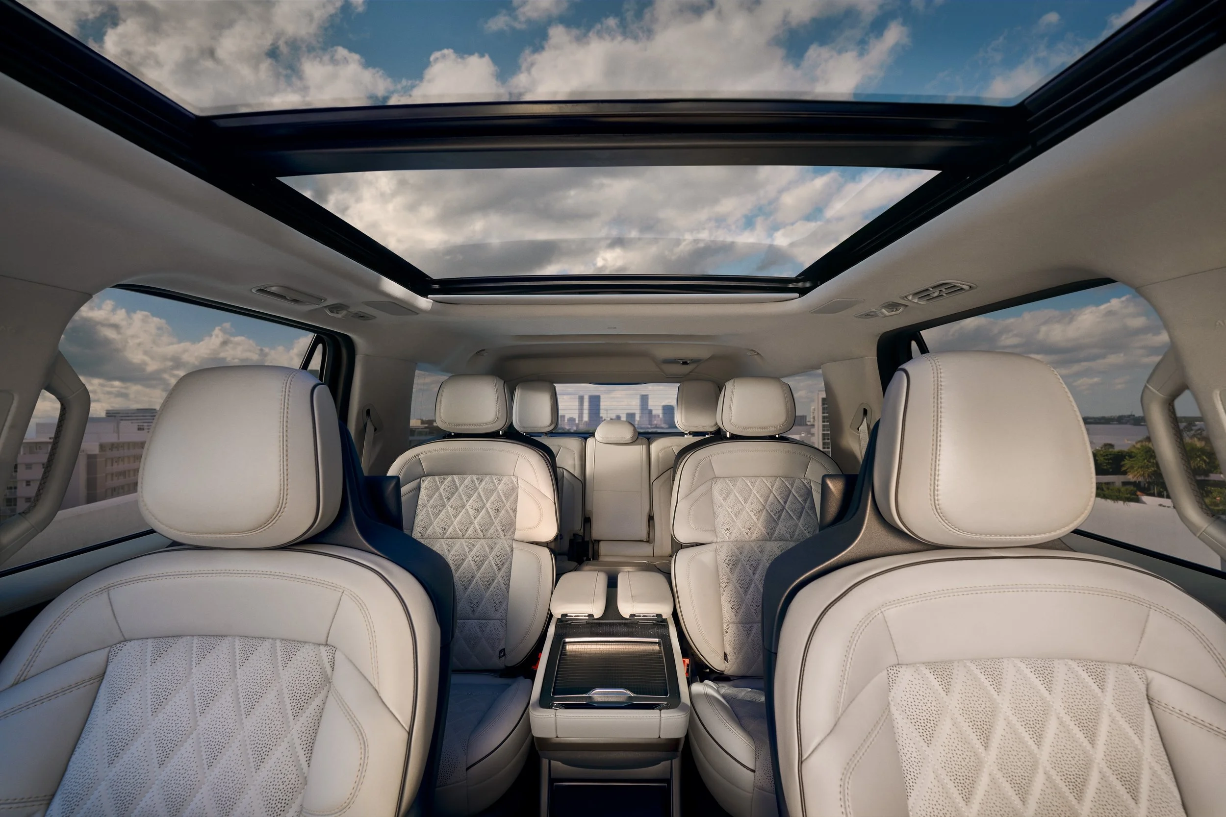 LINCOLN_NAV_INTERIOR_ROWS_0767_sRGB_150dpi copy.jpg