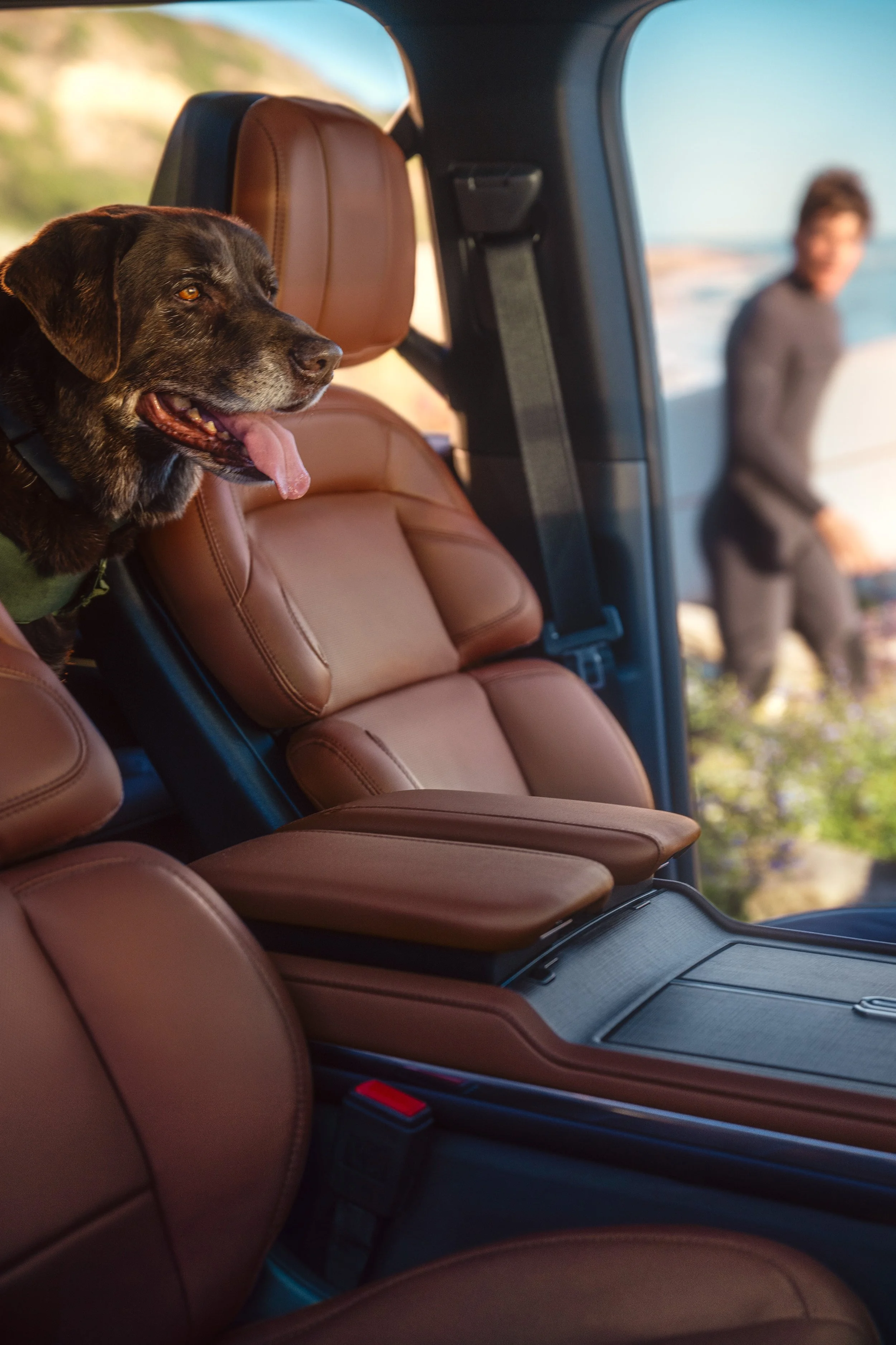 M11_LINCOLN_SUMMERSALES_FRONT_SEAT_592_sRGB_150dpi.jpg