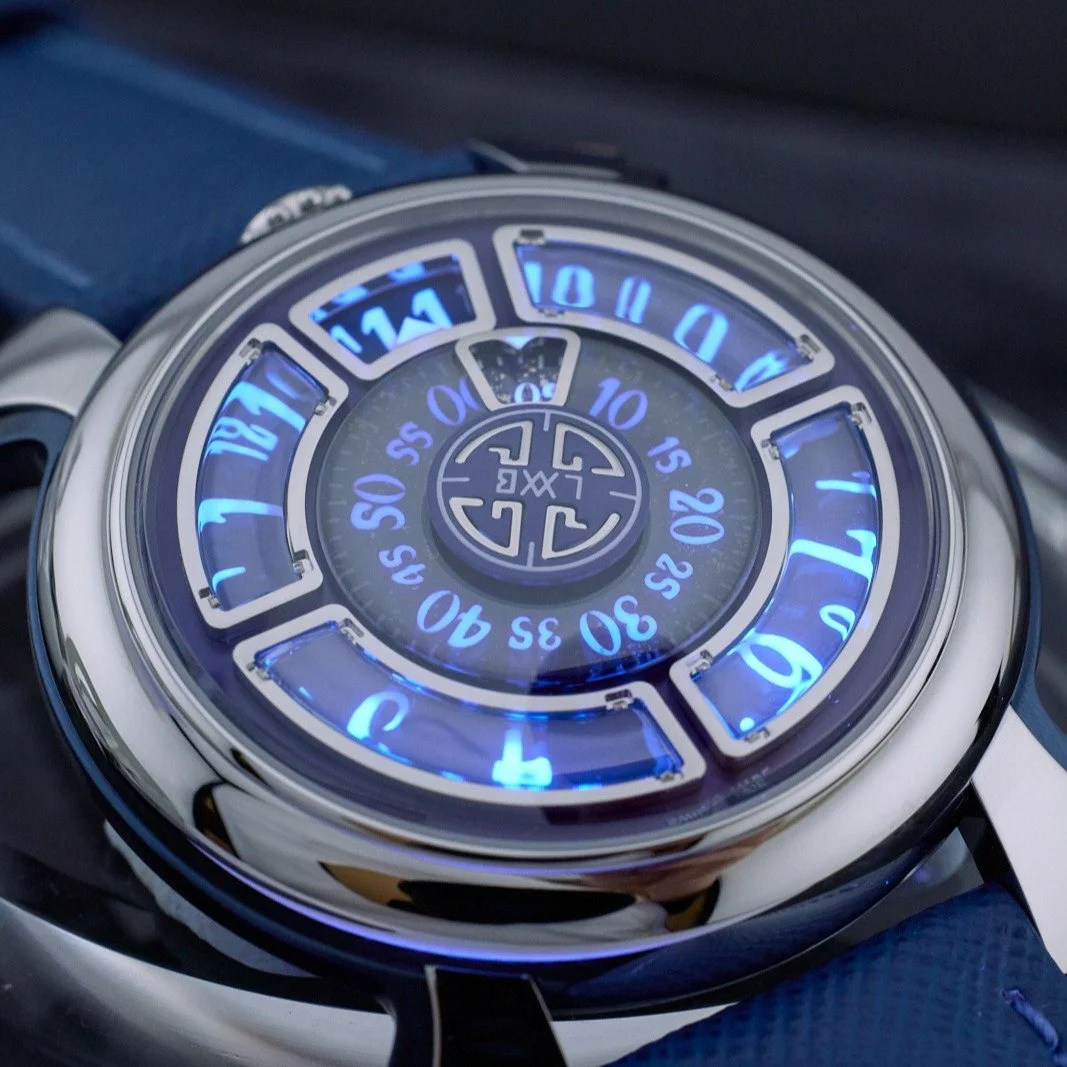 A watch of two faces: by day, a stunning monochrome blue aesthetic with luxurious lapis lazuli stone on the dial. By night, a complete transformation.
How does the new Labormatic Luce stand out? Let us illuminate the details ✨
🔵 A case fully envelo