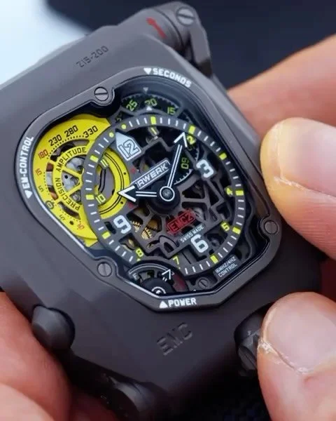 Meet the Urwerk EMC Time Hunter X-Ray Gun Metal — where mechanical watchmaking gets a tech upgrade.
Its gunmetal PVD titanium case, 43mm wide, 51mm long, holds a skeleton dial that lays bare the magic: Urwerk’s in-house UR-EMC manual-win