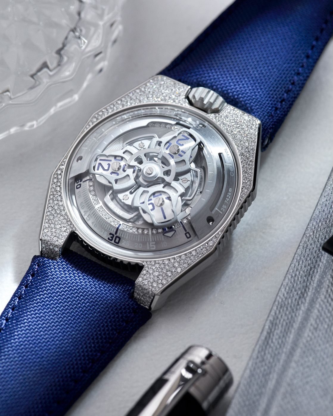 Horological art meets cosmic exploration with the UR-100V collection&mdash;three distinct variations that redefine timepieces. Each carries Urwerk&rsquo;s signature spacetime DNA, with a unique identity all its own.

UR-100V Stardust: Adorned with 40