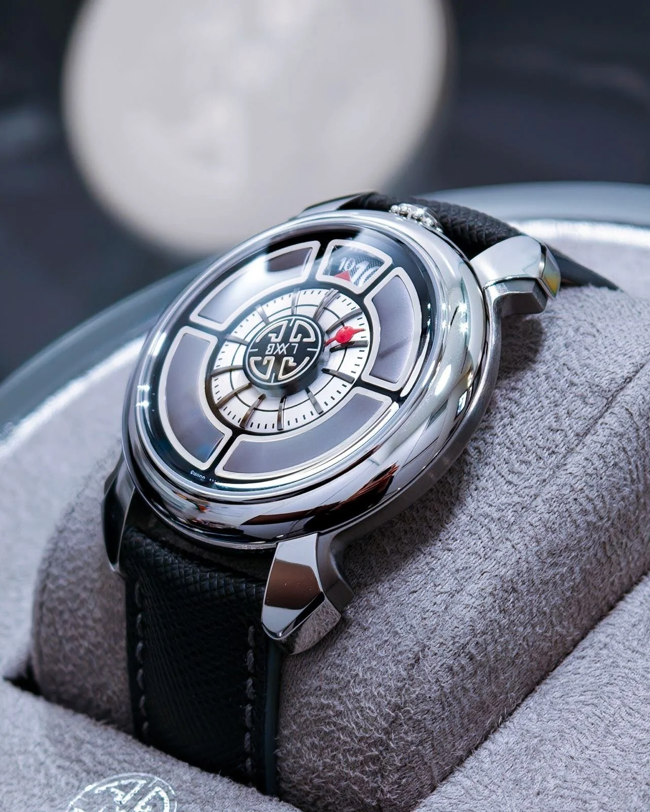 The Labormatic&rsquo;s 7-part case is a masterclass in deceptive simplicity. Each component is stepped and flared like Italian Rationalist architecture&mdash;polished upper surfaces floating above brushed midcases, those signature &ldquo;spider lugs&