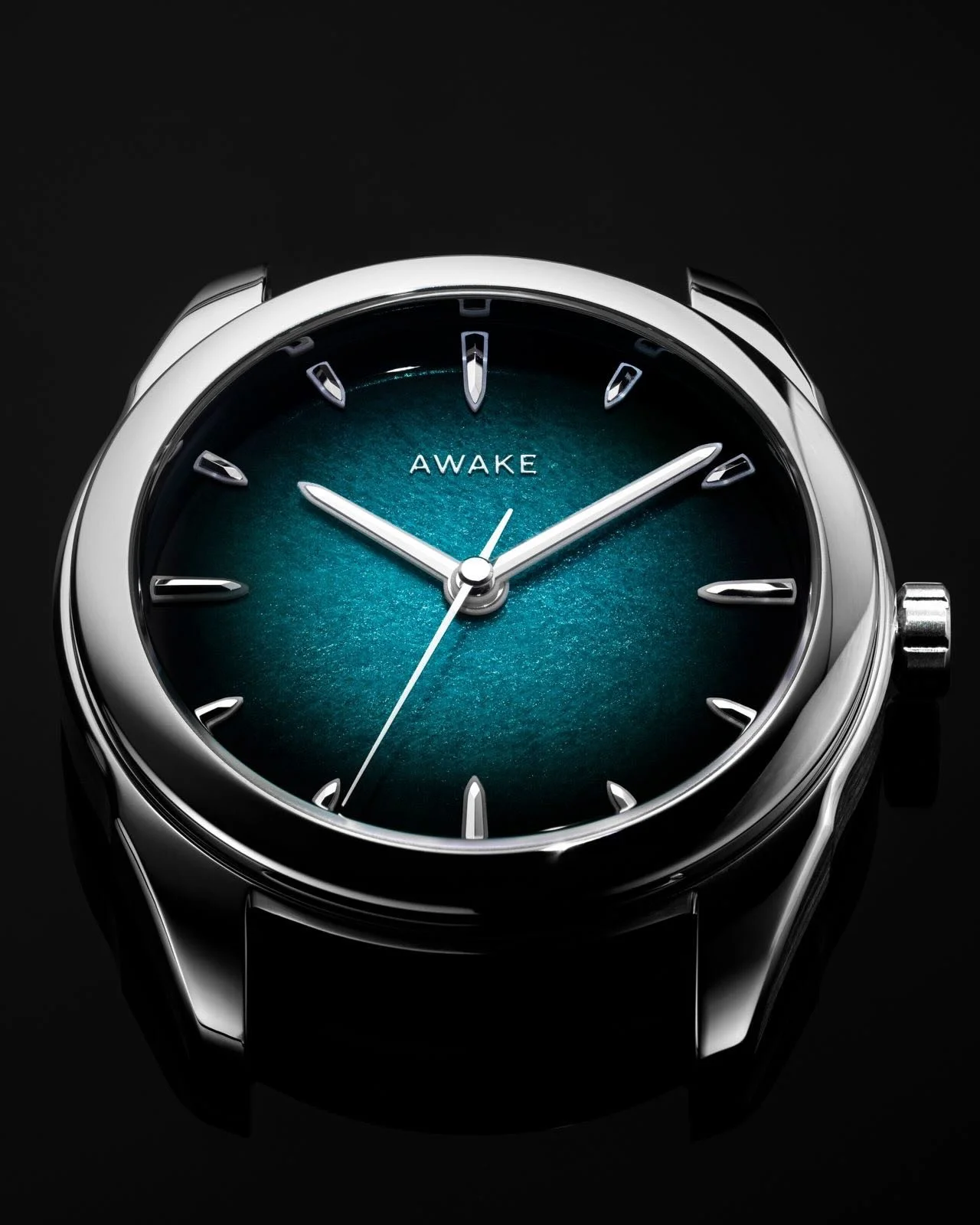 Meet Awake&rsquo;s Son M&agrave;i Silver Leaf &ldquo;Atlantis Blue&rdquo; &mdash; where ancient Vietnamese artistry meets the mystery of the deep. This new release features a mesmerizing handcrafted &ldquo;Vignette&rdquo; dial that descends from pale