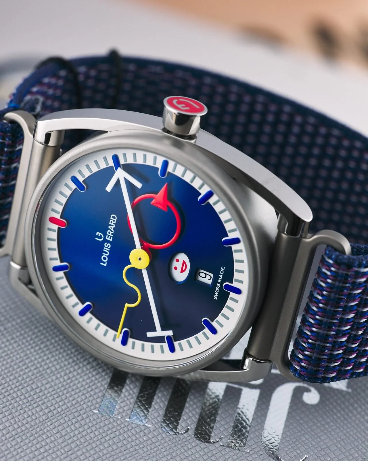 Louis Erard &times; Alain Silberstein Smile-Day Blue. Where fine watchmaking meets playful joy.

@alainsilbersteinofficial&rsquo;s iconic evolving smiley at 6 o&rsquo;clock shifts from muted weekday frowns to bright red weekend grins, tracking your w