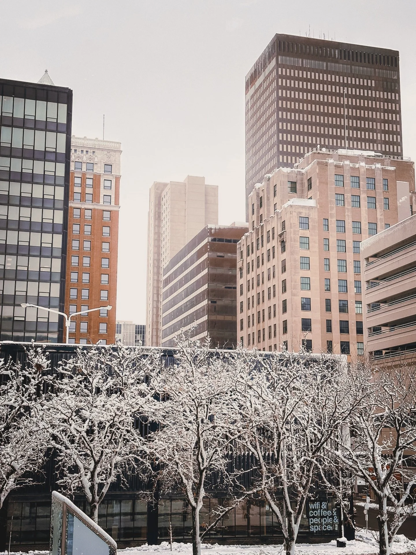 Okay all this snow we&rsquo;ve had and living downtown? I&rsquo;m living in a Turner Classic Christmas.
#hiddendsm #desmoines #downtowndsm #dsmusa #desmoinesphotographer