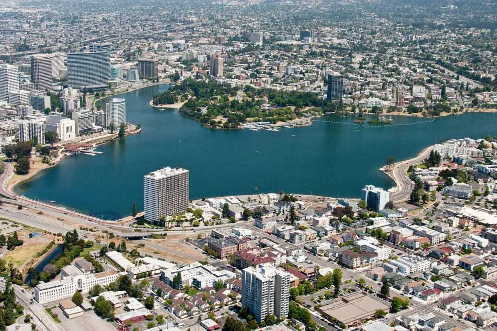 Scenic-Views---Aerials---Aerial-Photos_Lake-Merritt-The-Heart-of-Oakland_photo-by-Steven-dos-Remedios.jpg-a2b30e2b5056a36_a2b30fe9-5056-a36f-23515ca77fcb3aca.jpg