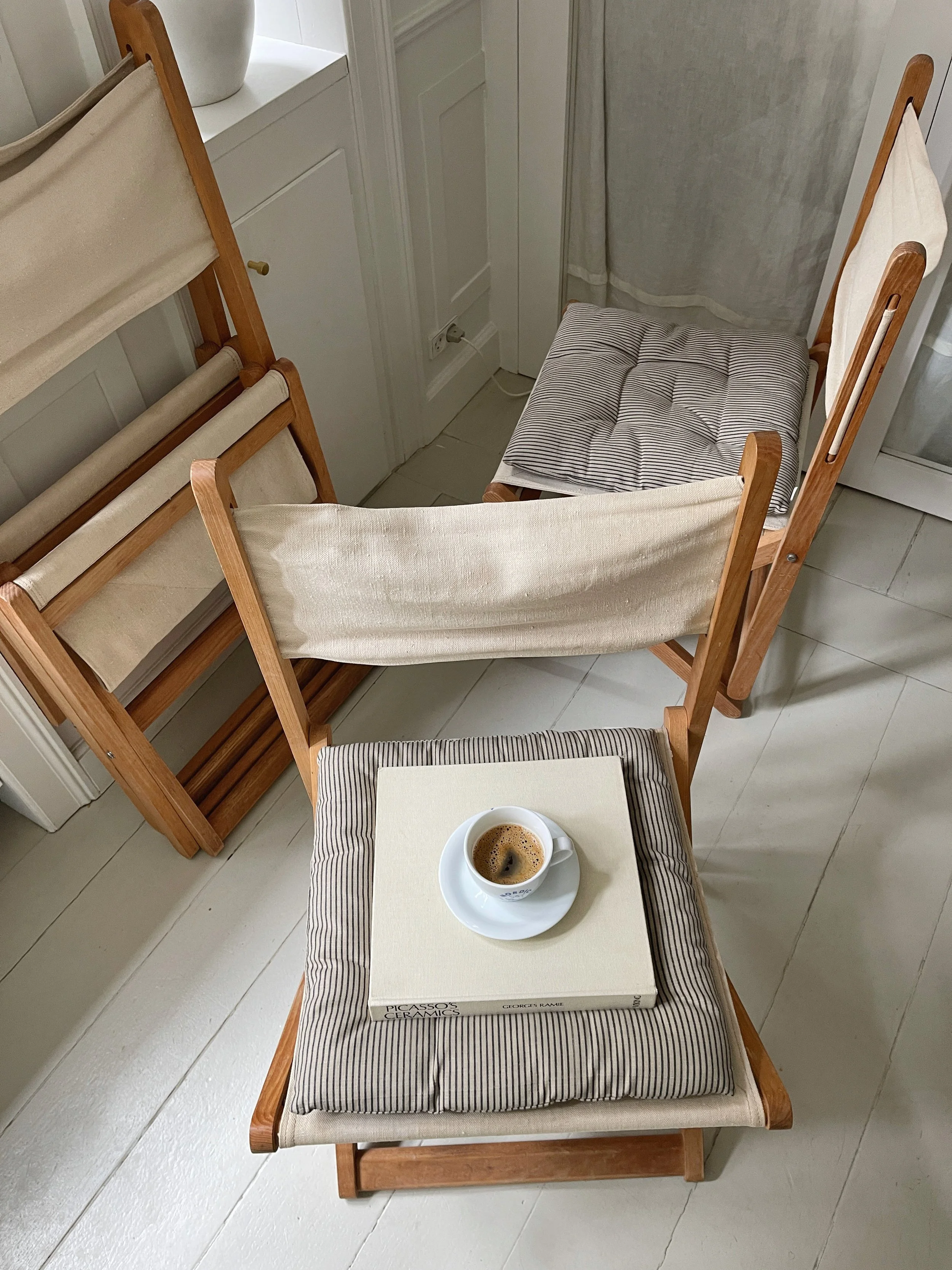 Set of Four vintage Folding Safari Chairs in Oak and Canvas, 1960s–1970s