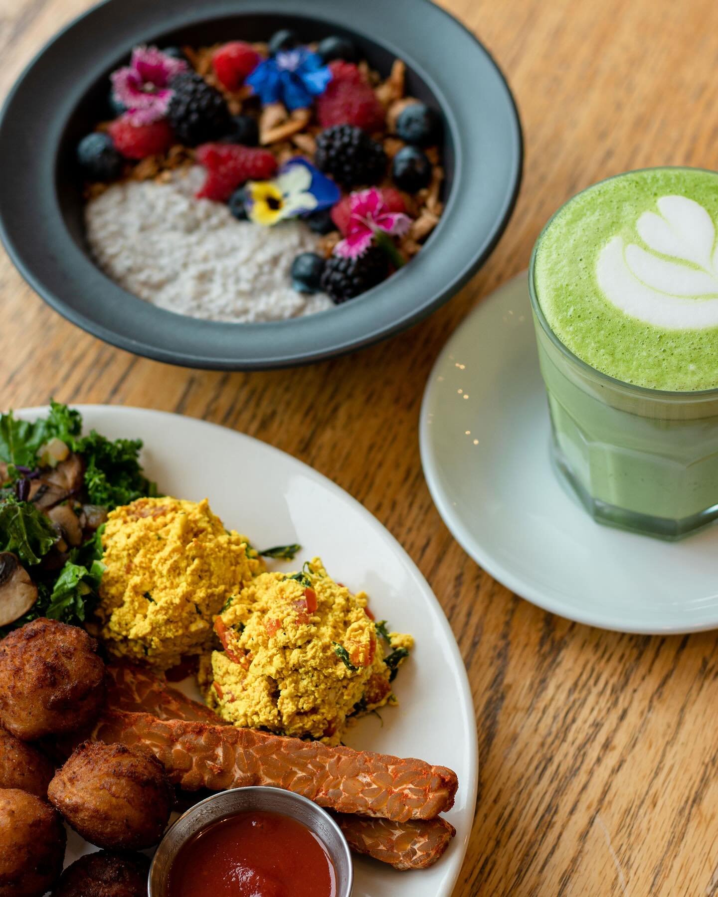 LONG WEEKEND BRUNCH IS ON!! 

The best plant based brunch in town ✅

Healthy ✔️
Plant based ✔️
Beautiful ✔️
Delicious ✔️
Energizing ✔️

Brunch doesn&rsquo;t have to be boring. Sprinkle in some food magic into your May long weekend with us. 

Brunch i