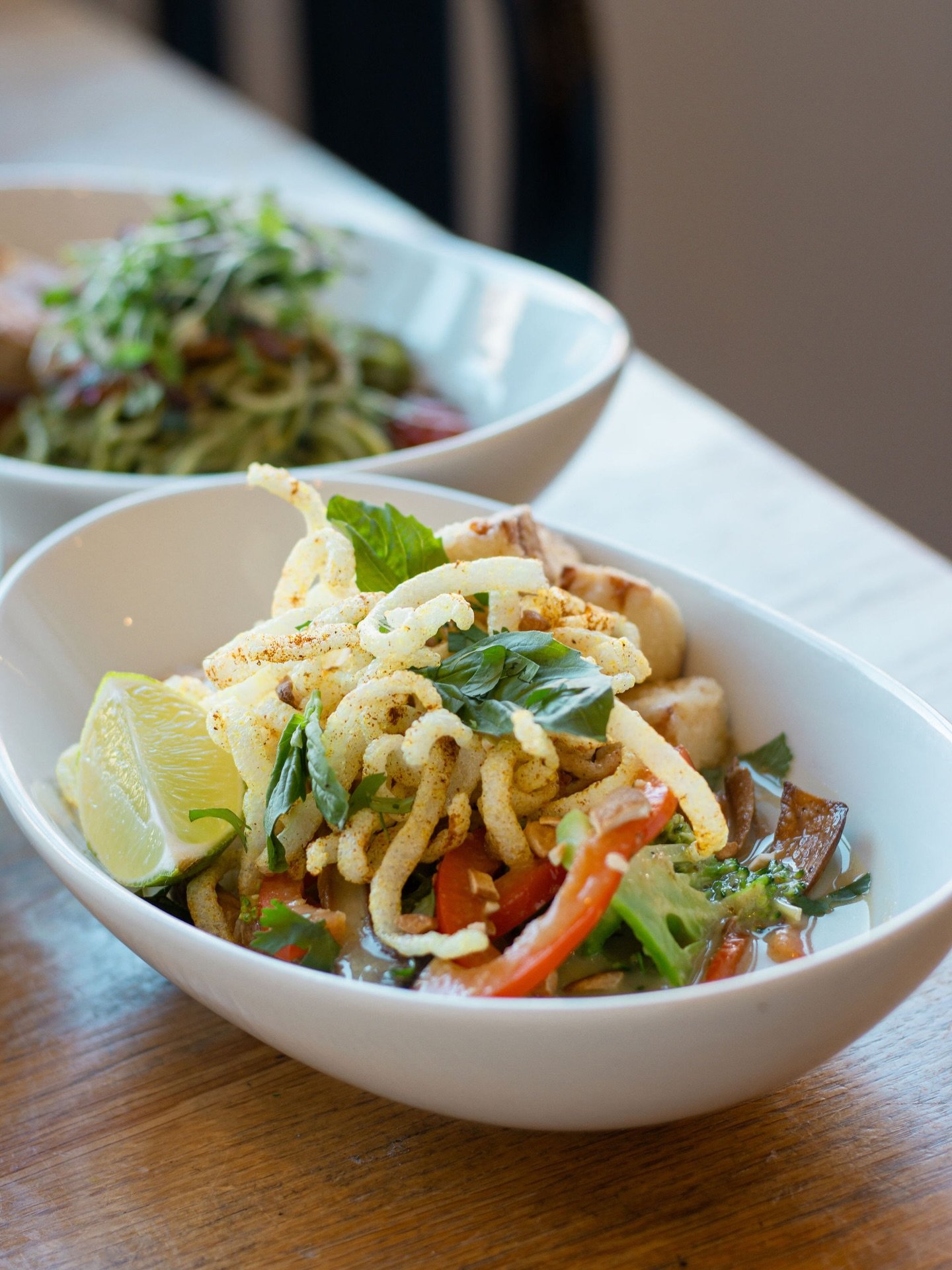 Introducing&hellip; the Lucious Thai Green Curry 🤤

Crispy tofu, creamy coconut green curry, roasted veggies, and that perfect crunch from cashews + puffed rice noodles&hellip; it&rsquo;s bold, fresh, and seriously addictive. Hi 👋 and welcome to th