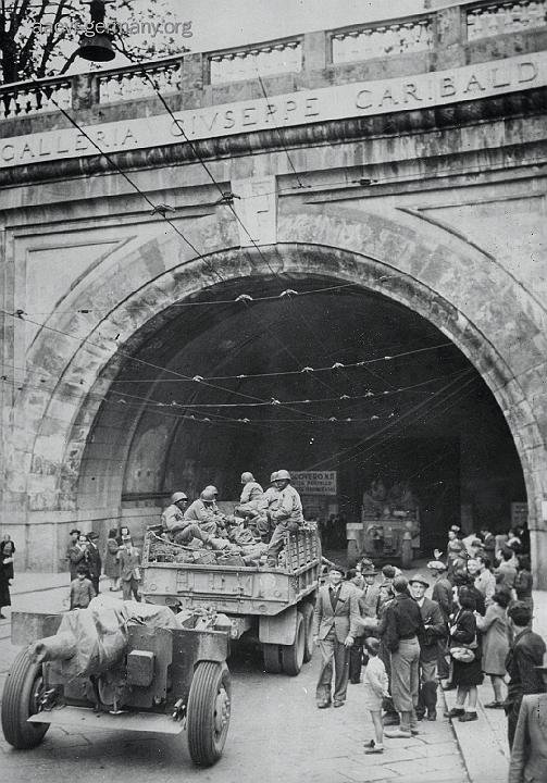 American Guns and troops of the fifth army enter the Garibaldi tunnel in Genoa after the city’s liberation. Italy, May 1, 1945 (NARA).