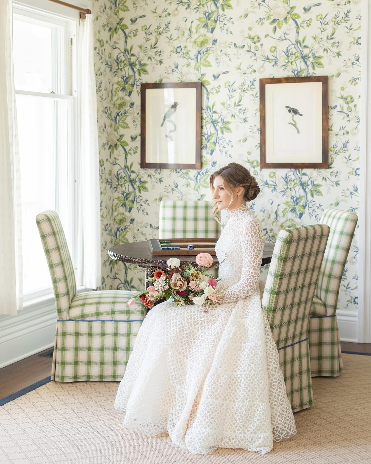 Give me all of the patterns and colors and textures pleaseeee 💚 The cutest nook that felt straight out of a storybook. 

The @marginstreetinn is the perfect example of how your venue influences so many elements of your wedding. There were so many th