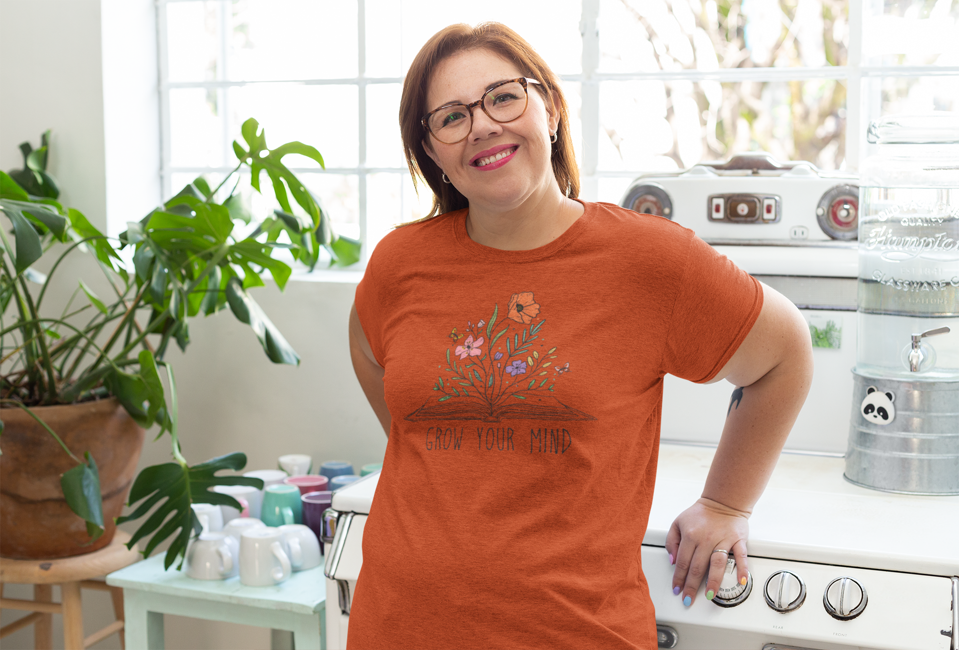 mockup-of-a-woman-wearing-a-heathered-t-shirt-in-the-kitchen-28801.png