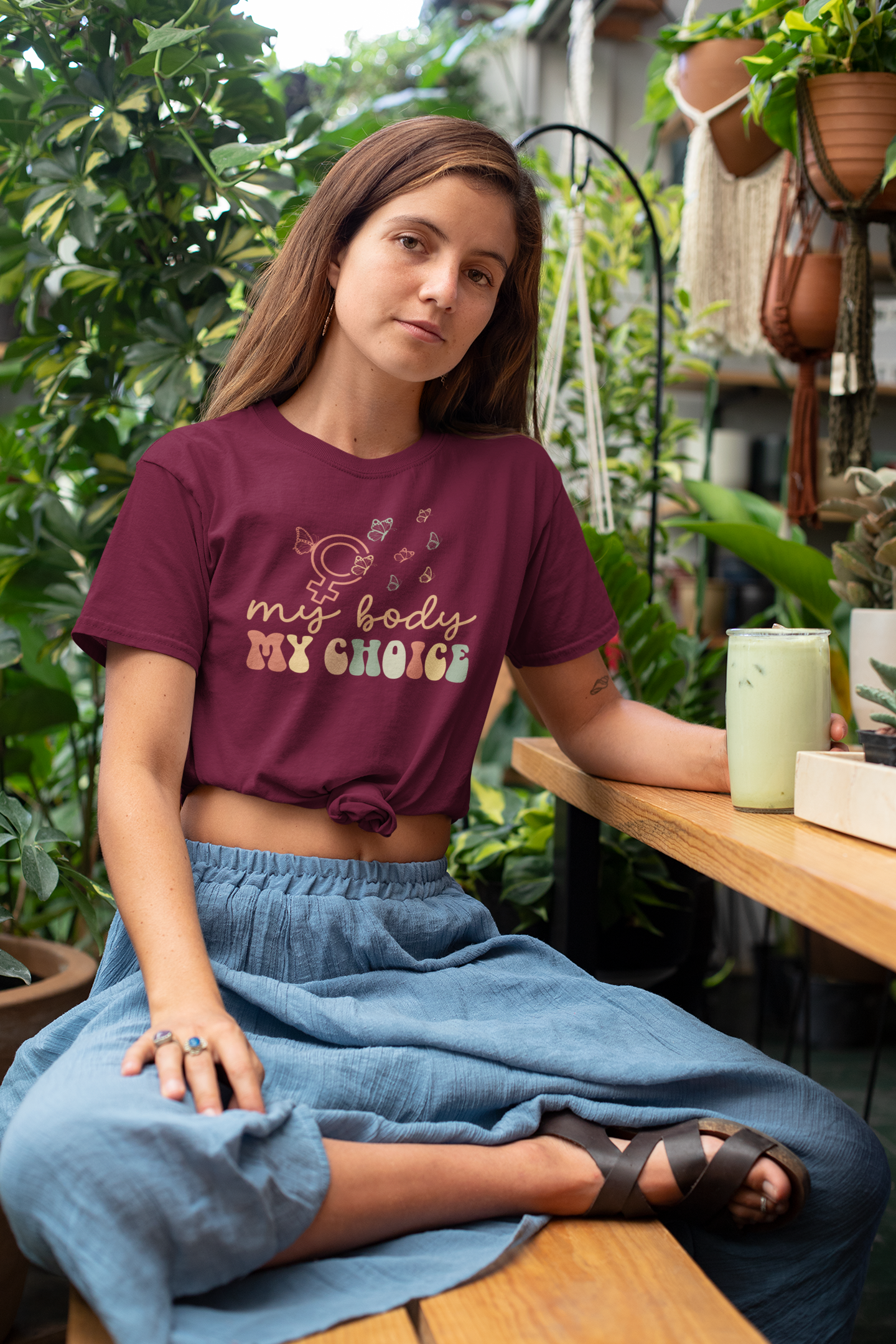 knotted-t-shirt-mockup-of-a-woman-at-an-outdoor-restaurant-27082.png