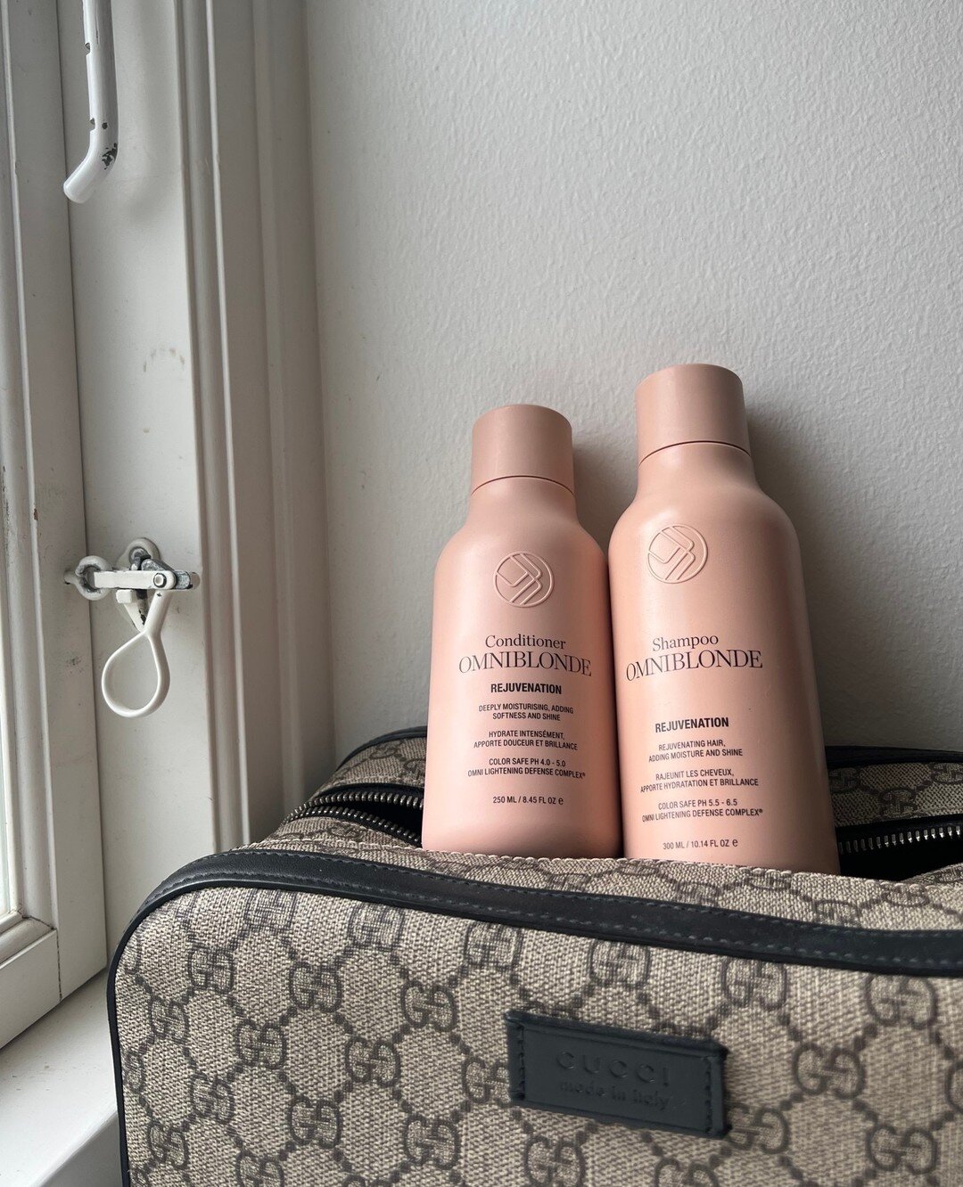 Jouw ultieme travel besties, Rejuvenation shampoo &amp; conditioner ✨

-

Vos meilleurs amis de voyage, le shampooing et l'apr&egrave;s-shampooing Rejuvenation. ✨

#omniblonde #omniblondebelux #haircare #forallandeveryblonde #omnilighteningdefensecom