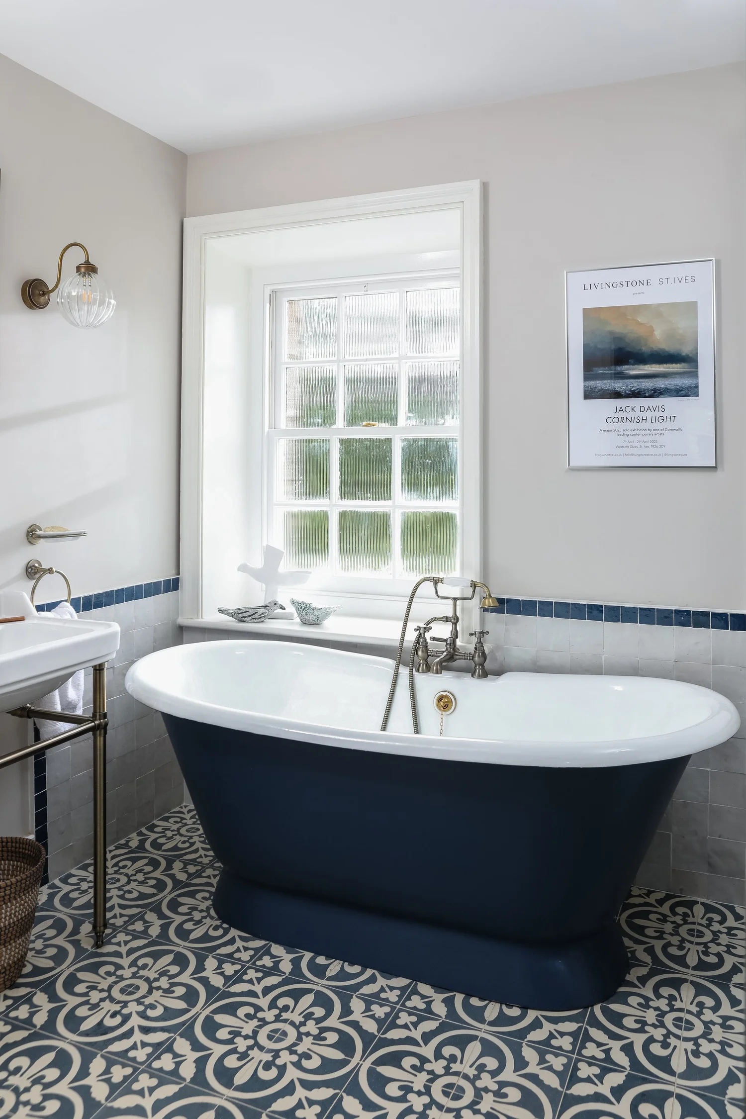 Navy roll top bath at Coastguard Cottages, St Agnes, photographed by Pip Hambling