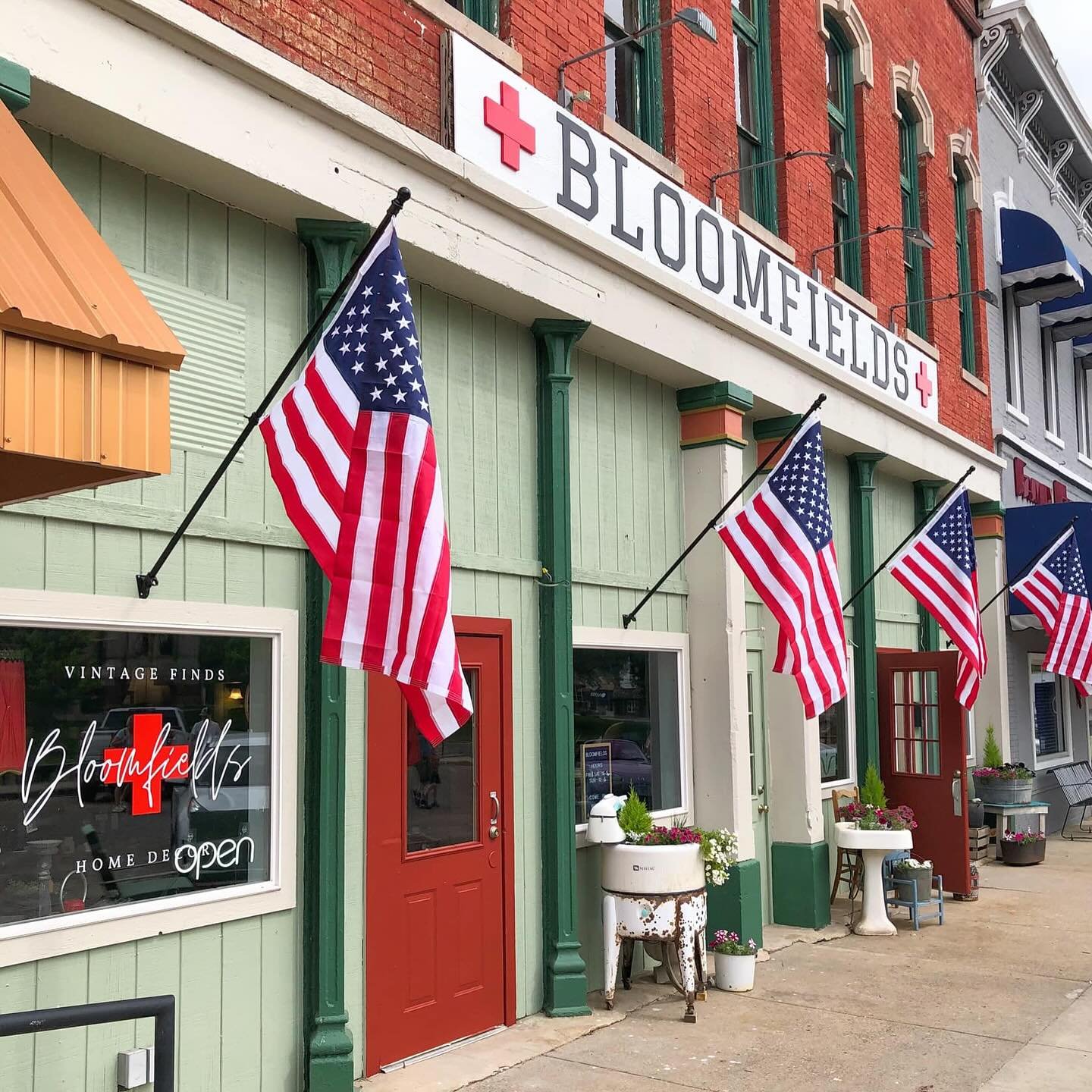 No weekend plans? Here is your GUIDE to the Rockville Square! Hoosier hospitality, shopping, antiques, delicious eats, and much more. ❤️

SHOPPING + ANTIQUES
✨ Aunt Patty&rsquo;s Antiques
✨ Bloomfields - Vintage Finds &amp; Home Decor
✨ Chelsea&rsquo
