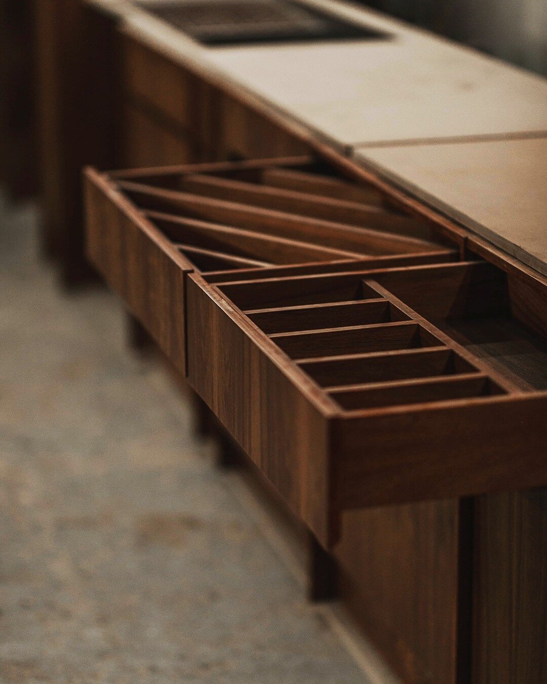 Encuentra la tranquilidad de tener un espacio organizado y seguro. Cuidamos cada detalle de tu cocina para que puedas crear las mejores historias en ella.

#dise&ntilde;ointeriores #dise&ntilde;omexico #disenomexicano #interioresmexico #dise&ntilde;o