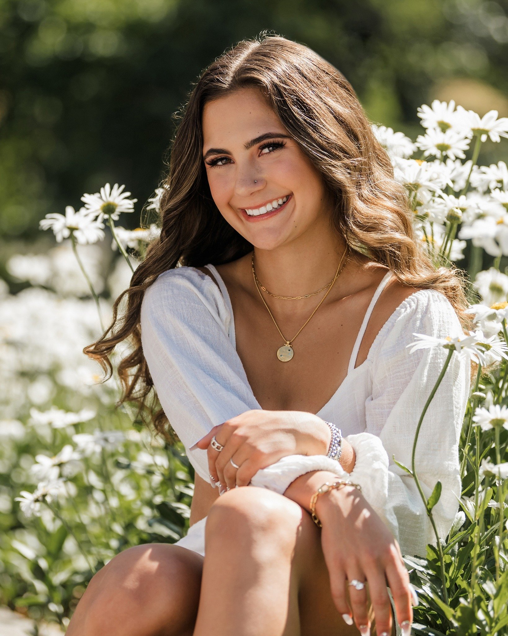 Flowers add just the right touch of whimsical to Senior Pictures...one of the many reasons why we love the Spring and Summer portrait season! 🌸 

Book online today - link in bio to reserve your date and time!

#studiobsenior #studiobgirls #studiobpo