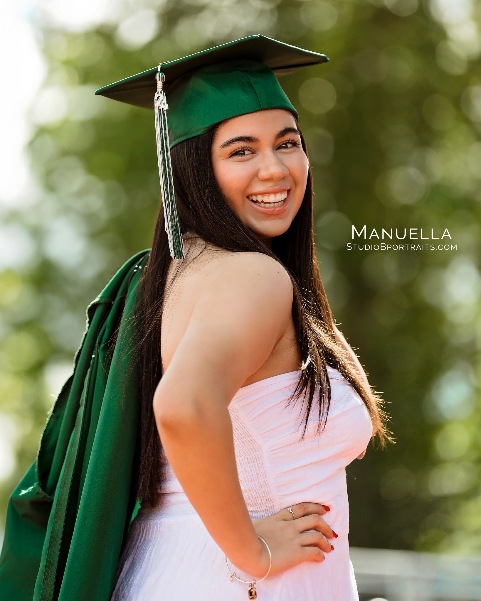 Manuella's smile could light up a room! We loved getting to spend the afternoon celebrating graduation with this Class of 2024 senior!

#studiobportraits #studiobseniors #issaquahphotographer #bellevuephotographer #medinaphotographer