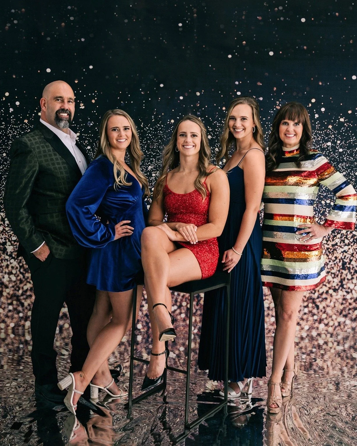 Have you ever wondered how people make family portraits look so effortless? 

Let us share a not-so-secret secret&hellip;it takes a team, and we are here to bring your inspo board to life! Our team of professional stylists, hair and makeup extraordin