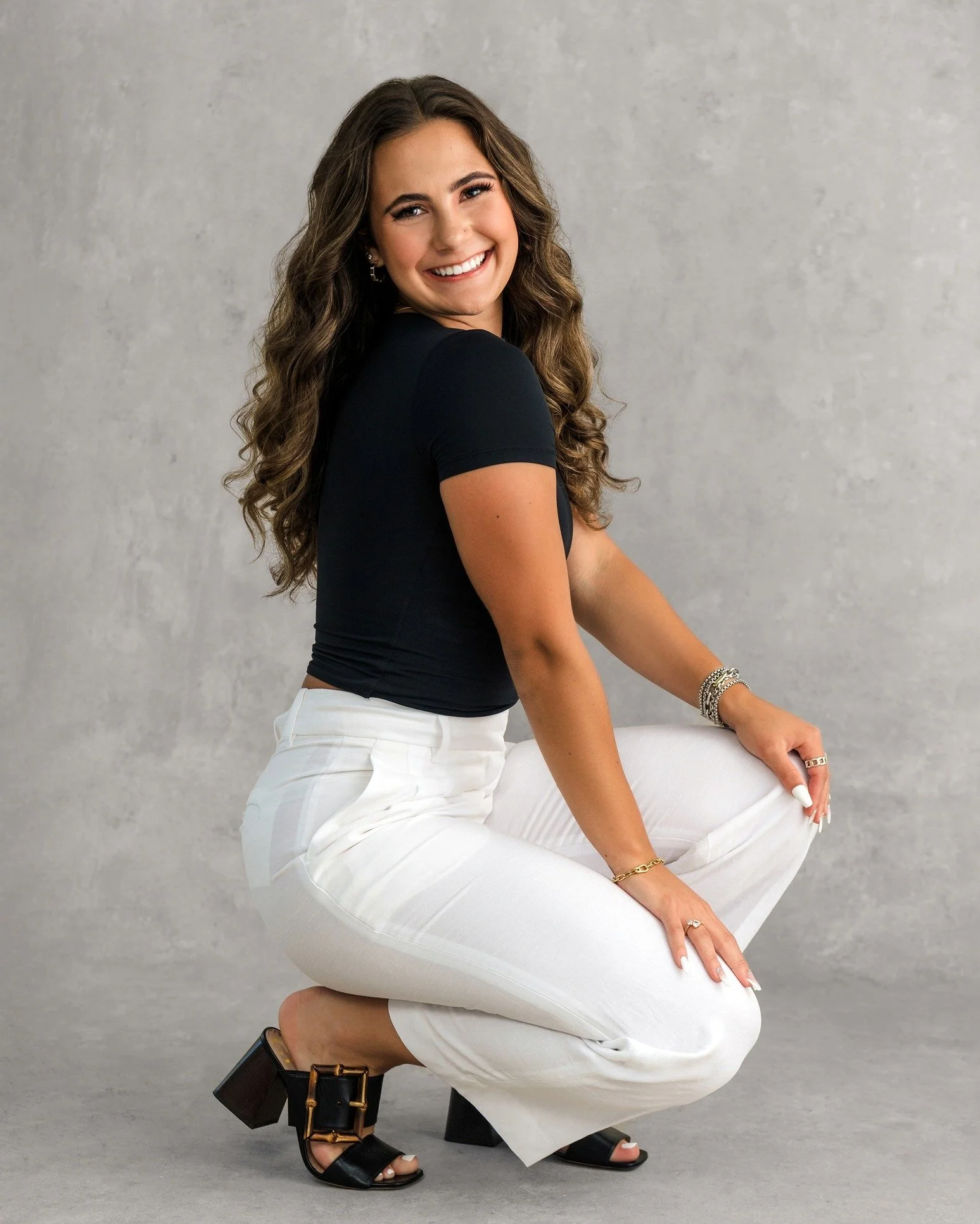 One of our favorite looks for Senior Portraits is clean, chic, + contemporary in studio 🤩 

#studiobgirls #studiobseniors #studiobportraits #issaquahphotographer #seattlephotographer #bellevuephotographer #seniorpictures #youonyourbestday