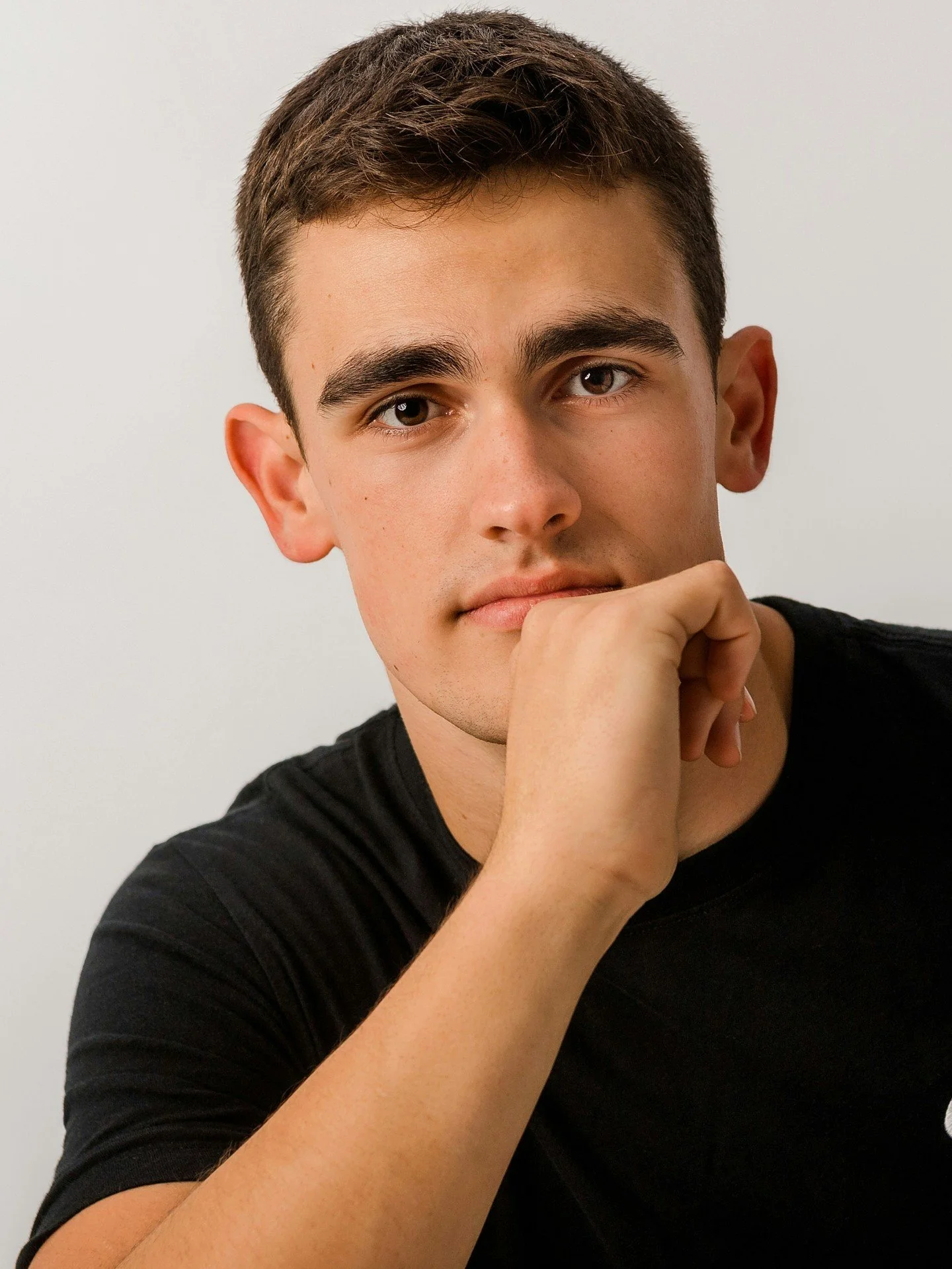 To the moms of senior guys who know their sons what to show up with confidence but don't know where to start...we've got you. 

⚡ Let's start with wardrobe. The benefit of having 4 outfits included in the Senior Experience is that everyone wins...he 