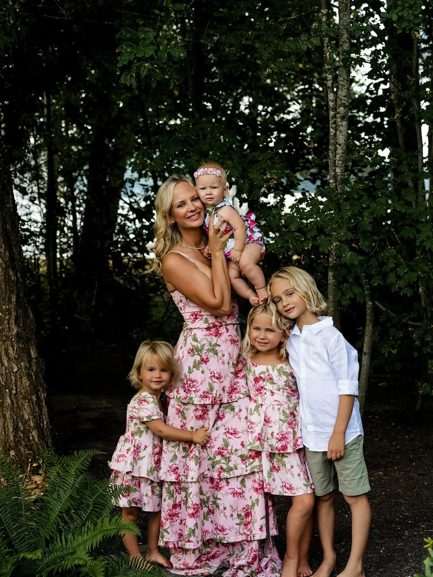 Soft light, blooming details, and a little bit of magic in the air with this sweet family 🌸 ✨ 

If you&rsquo;ve been waiting for &ldquo;the right time&rdquo; for Spring Family Portraits&hellip; this is it. Your future self will be so glad you captur
