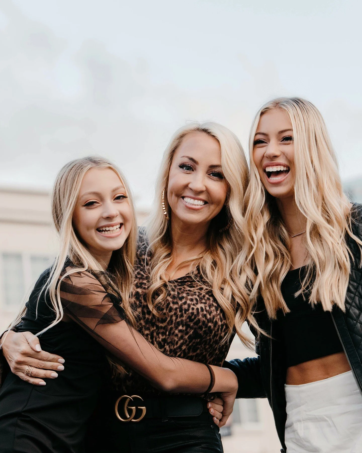 PSA: Mother's Day is in less than one month, and we are ready to help you win the Best-Gift-Ever award by gifting her an experience with her loved ones 🤍 More than just a photoshoot, it's a way to freeze time and treasure the hear and now!

Our luxu