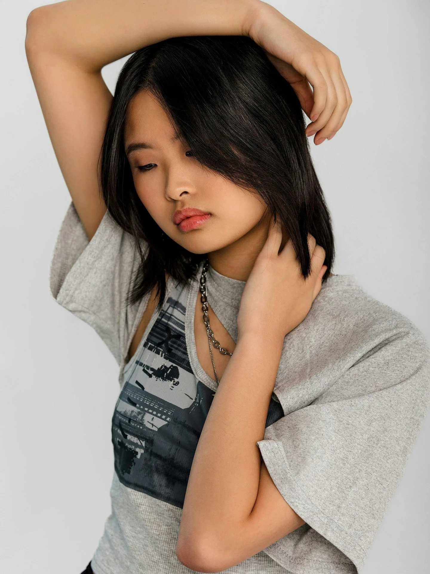 When your version of casual includes dynamic layers, fun textures, polished accessories, and camera ready styling 😍 

#studiobportraits #studiobseniors #issaquahphotographer #bellevuephotographer #seniorpictures