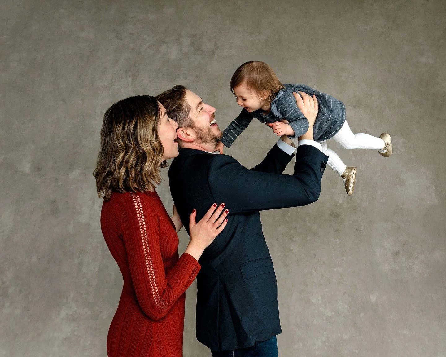 There&rsquo;s something so special about holiday portraits with your favorite people. ❤️

We love how this family brought together classic black, rich burgundy, and the sweetest little details for their holiday photos. These are the moments you&rsquo
