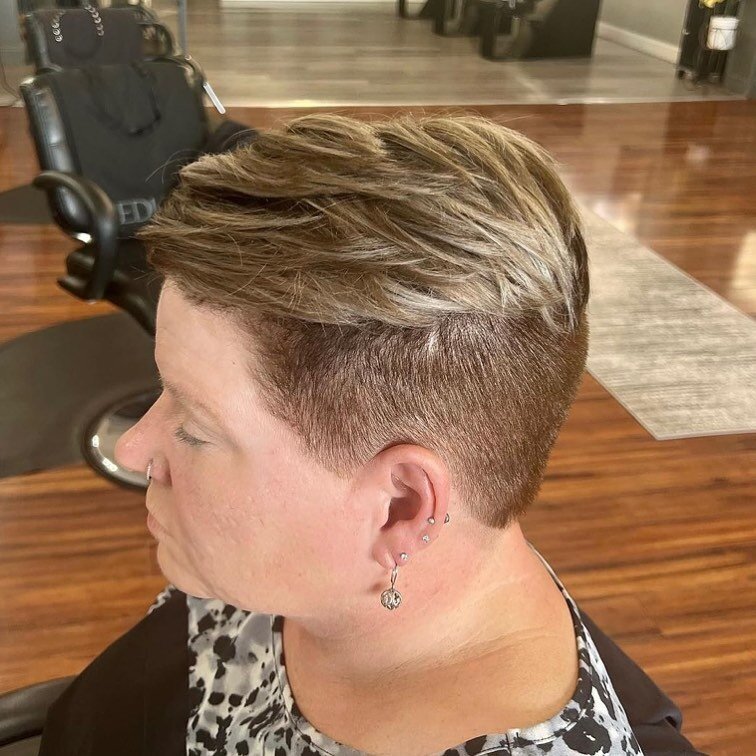 W E 💜  S H O R T  H A I R !
&bull;
#weloveshorthair #michiganhairsalon #michigansalon #michiganhairstylist #redkenobsessed #redkenready #partialfoil #shortwomenshair #shorthair #lovewhatyoudo 
&bull;
Artist: @lexievbeauty