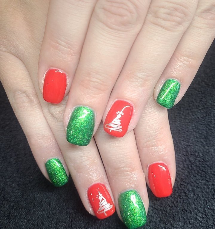 Rockin&rsquo; around the Christmas tree 🎄 
&bull;
#michigannails #nailsalon #nailtech #michigannailtech #manicure #nailart #nailinspo 
&bull;
📸: Kamie