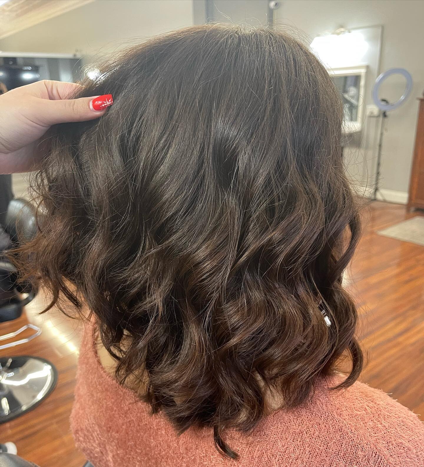 Going into 2024 with a new haircut &amp; style - ✅
&bull;
#michiganhair #michiganhairsalon #curls #haircut #haircutinspo #macombcountymichigan 
&bull;
📸: @313fallucca