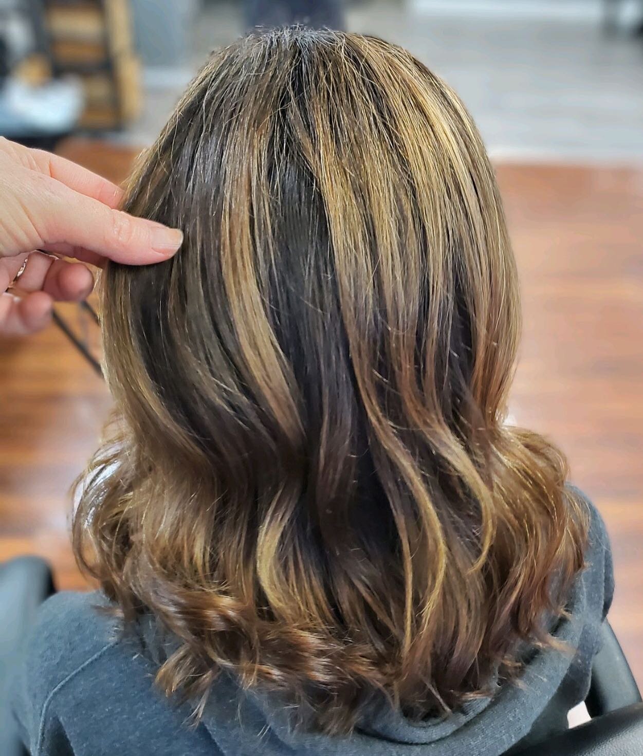 dark chocolate &amp; caramel glaze 🍫
&bull;
#michiganhair #winterhair #brownhair #highlights #michigansalon #redkenobsessed #redkenshadeseq 
&bull;
📸: @robincarrizal.sleeksalon