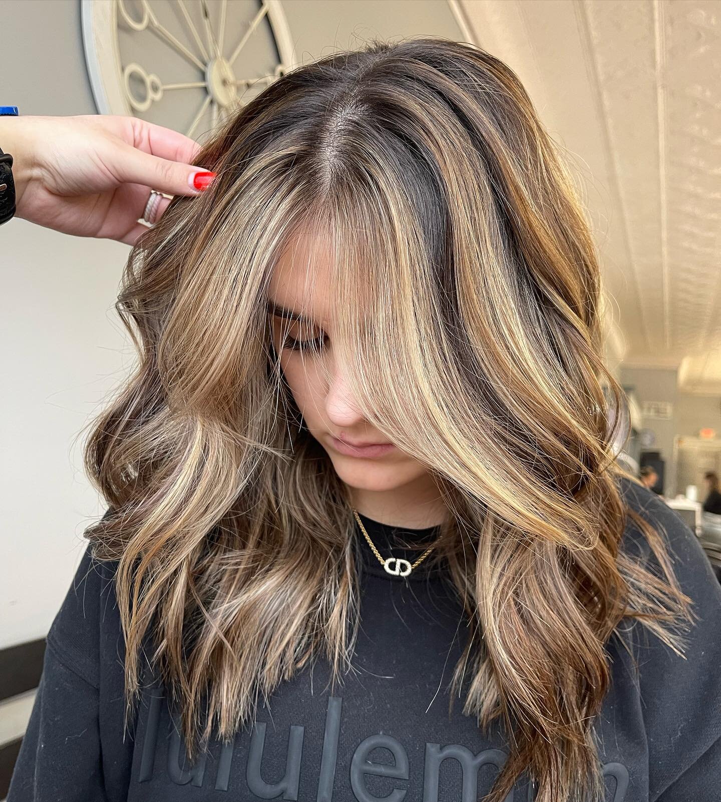 kicking off 2024 with new hair ✔️🤩
&bull;
#michiganhair #michigansalon #blondehair #brondehair #redkenobsessed #redkenshadeseq #livedinhair 
&bull;
📸: @kaylanicolehair_