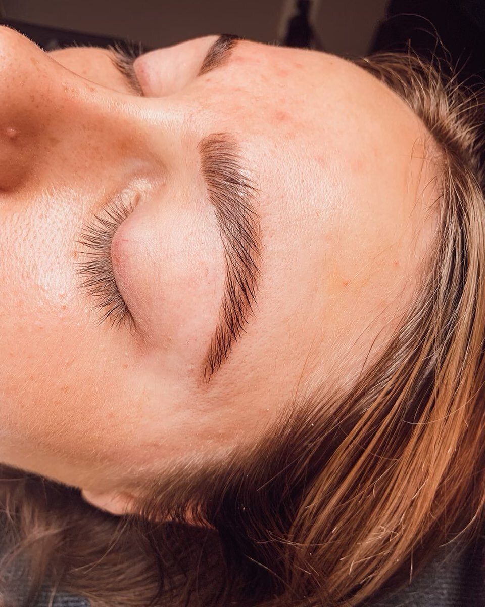𝔸𝕝𝕖𝕩 𝔻𝕚𝕕 𝕋𝕙𝕒𝕥 👌🏼
-
Check out this beautiful eyebrow lamination and custom henna by @alexlovescolor ! When combining a brow lamination and henna it is best to start with the lamination and after the recommended 24/48 hours you are free to