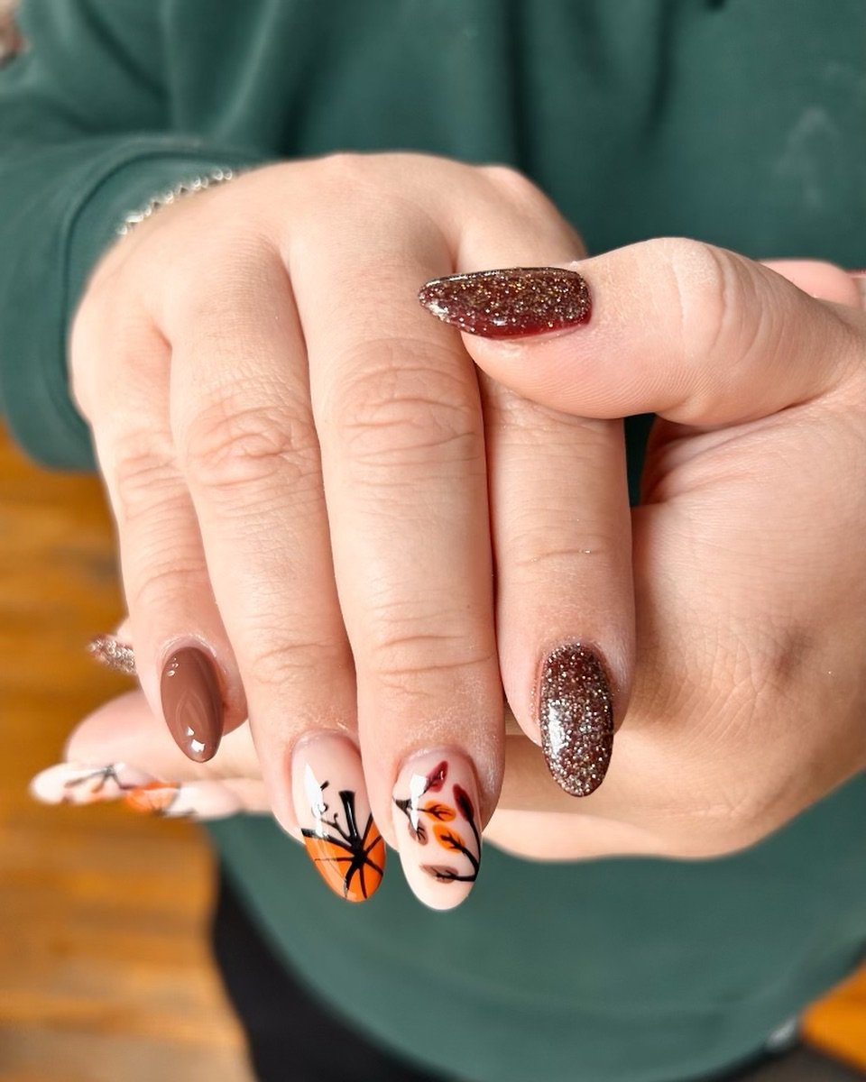 Give us all the Fall feelz 🤎🍂
-
Luminary and cutesy nail art! 
-
Nails by: aday_withray